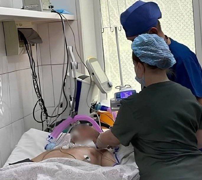 ⏺Водитель потерял сознание из-за укуса шершня и влетел в столб в Приморье Мужчину в обмороке заметили прохожие — он лежал возле разбитого грузовика. Люди помчали в ближайшее село Глуховка, попросили помощи у медиков. На место приехала фельдшер Татьяна Малкова. Она быстро поняла, что у пострадавшего отёк Квинке. Ввела антигистаминное и гормоны, чтобы снять сильнейшую аллергическую реакцию — благодаря её действиям шофёра удалось спасти. После скорая увезла его в больницу. Amur Mash