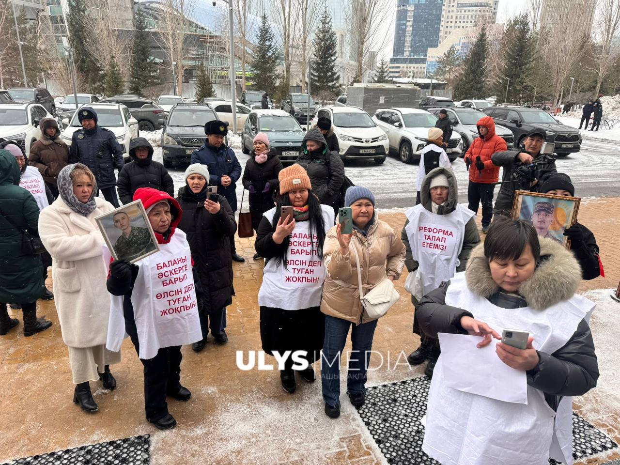 Токаев дал поручение генпрокурору после митинга матерей в Астане Касым Жомарт Токаев поручил Генпрокурору в течение 12 дней рассмотреть обращения матерей погибших военнослужащих и оценить соблюдение законности при расследовании и рассмотрении дел Об этом сообщил помощник пресс секретарь президента Руслан Желдибай t me ulysmediatg