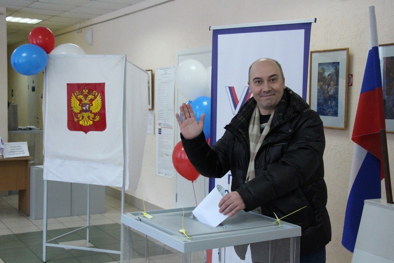 Илья Семяшкин претендует на должность главы администрации Сыктывдинского района Экс министр соцзащиты Коми и бывший депутат Госсовета Илья Семяшкин сообщил что подал соответствующие документы Предварительно внеочередное заседание Совета района состоится 25 декабря В соответствии с новым порядком глав районов муниципальных и городских округов депутаты представительных органов власти теперь избирают по представлению Главы Коми