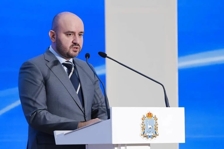 Более 39 миллиардов рублей направили на поддержку семей с детьми в Самарской области Губернатор Самарской области Вячеслав Федорищев 26 декабря подвел итоги социально экономического развития региона в 2025 году В приоритете у властей социальная поддержка граждан Текущий год и последующее десятилетие в Самарской области являются годами многодетной семьи Для них появилась новая мера поддержки они могут компенсировать половину стоимости обучения в техникумах и вузах для одного из детей Всего на поддержку семей с детьми в 2025 году из бюджета направили свыше 39 миллиардов рублей почти на 10 больше чем в 2024 году сказал Вячеслав Федорищев Семьям с детьми в регионе доступны 42 меры поддержки В 2025 году впервые появилась выплата при постановке на учет по беременности для студенток очной формы которая составляет 200 тысяч рублей Были добавлены еще две меры поддержки бесплатная подготовка к ЭКО и компенсация стоимости найма жилья молодым семьям с детьми   Подписаться на truekpru63 Мы в MAX