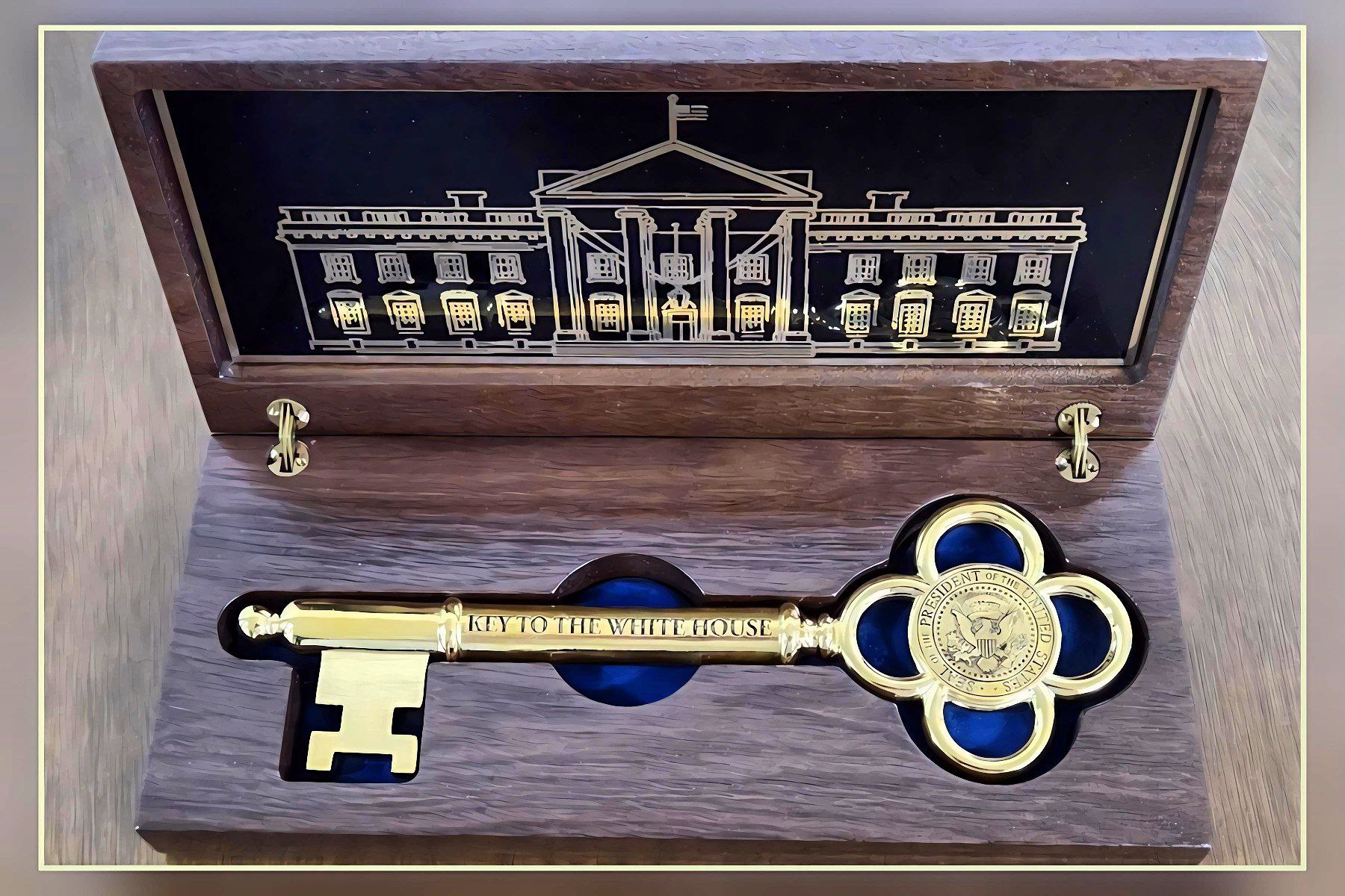 Трамп подарил Ли Чжэ Мёну золотой ключ от Белого дома 25 12 2025 Сеул 1 1448 8 Президент США передал своему коллеге из Южной Кореи необычный дипломатический сувенир золотой ключ от Белого дома О подарке сообщил глава президентской администрации Кан Хун Сик опубликовав фото ключа в деревянном футляре с изображением резиденции и подписью Трампа По словам Кана ключ был передан через посла Южной Кореи в США Кан Гён Хва во время её общения с Трампом 16 декабря Американский президент как утверждается отдельно передал особый привет Ли Чжэ Мёну и сказал I really like him добавив что между лидерами сложились лучшие отношения сотрудничества В Сеуле этот жест трактуют как ответ на очень ценный подарок который Трамп получил во время визита в Корею в октябре речь вероятно о копии золотой короны эпохи Силла вручённой в Кенджу в период мероприятий АТЭС Отдельная деталь которую подчёркивает администрация Ли Чжэ Мёна таких ключей было изготовлено всего пять а корейскому президенту достался последний оставшийся Сам ключ имеет гравировку KEY TO THE WHITE HOUSE и президентскую символику США Кан Хун Сик утверждает что дизайн Трамп делал лично как подарок особым гостям Ранее такой ключ получили премьер министр Израиля Биньямин Нетаньяху бывший премьер министр Японии Таро Асо гендиректор Tesla Илон Маск и футболист Криштиану Роналду Вся Корея Наш запасной канал Корейский полуостров Больше о Корее Корея ВсяКорея Новости Трамп ЛиЧжэМён США дипломатия