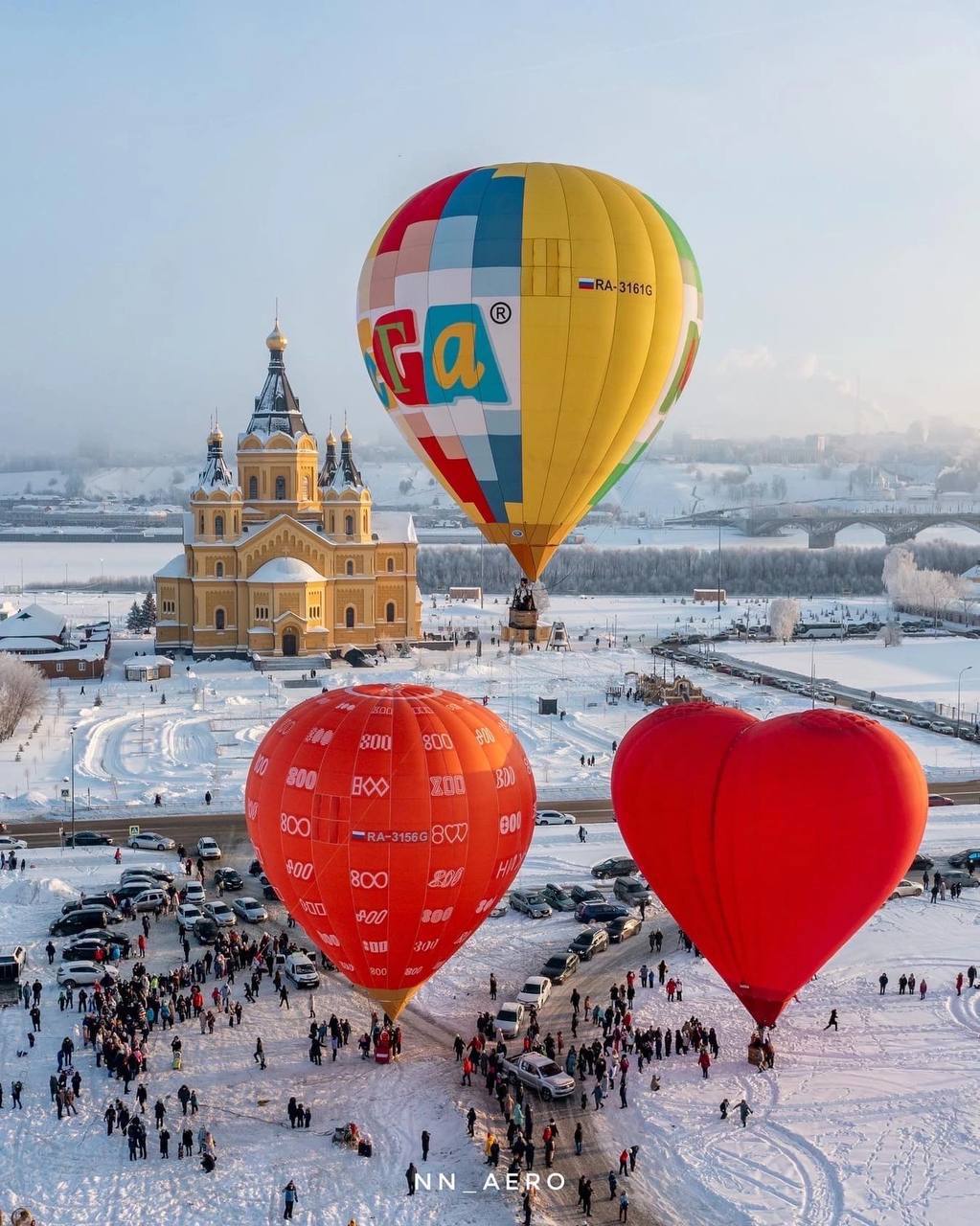 Уже сегодня нижегородцев ожидает потрясающее зрелище Рождественская фиеста На площадке у Мещерского озера с 15 00 будут организованы привязные подъёмы на воздушных шарах Три шара будут поднимать гостей четвертый в форме сердца с Дедом Морозом и оленями станет бесплатной фотозоной Подписаться на нас в MAX