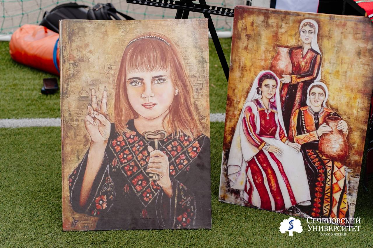 На сеченовском стадионе «Буревестник» прошел студенческий праздник «Краски Востока» — больше наднациональный, чем национальный, с угощениями, горячими танцами, восточной щедростью и ярким солнцем, которое одно на всех. Праздничные стенды представили три землячества: арабское, азербайджанское и турецкое. Мероприятие совместно организовали Центр спорта и Совет землячеств Совета обучающихся Сеченовского Университета. «Центр спорта с гордостью поддерживает культурное разнообразие и традиции народов мира. Праздник познакомил студентов, сотрудников и гостей Университета с богатым наследием восточных культур, их обычаями, музыкой, танцами и кухней, – рассказал Алексей Сериков, заместитель директора Центра спорта Сеченовского Университета – Университет стремится к укреплению межнационального диалога и созданию атмосферы взаимного уважения. "Краски Востока" – не просто праздник, но важная часть образовательного процесса. Он поощряет в будущих медицинских специалистах толерантность и глобальное мировоззрение. Благодарим участников и соорганизаторов за вклад в это событие!» Больше фото - в альбоме. #СтудентыМедики