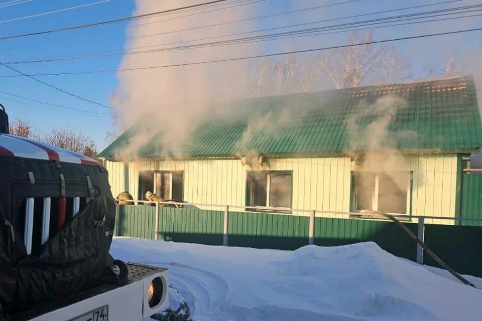 В Челябинской области мужчина и женщина насмерть задохнулись из-за курения  В Пласте загорелся частный жилой дом. Пламя охватило 30 квадратных метров. Приехавшие на место ЧП спасатели нашли в горящем здании мертвого мужчину и женщину, которая была еще жива, но без сознания. Судя по всему, пара сильно надышалась дымом во сне. Пожарного извещателя, который мог бы разбудить хозяев, в доме не оказалось. Женщину увезли в больницу, но реанимировать ее не удалось, Горожанка умерла на руках у врачей.  — По предварительным данным, возгорание началось в кухне: на диване обнаружен прогар. Вероятнее всего, причиной пожара послужила неосторожность при курении, — рассказали в ГУ МЧС по Челябинской области.