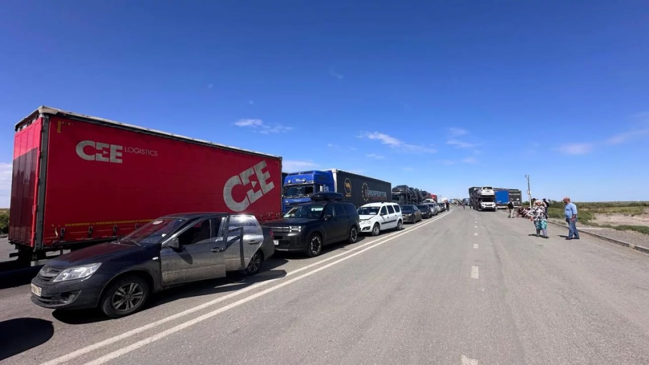 На границе России и Казахстана с пятницы образовались километровые очереди Тысячи людей стоят на КПП «Курмангазы» соединяет Атырауский регион Казахстана с Астраханской областью в открытой ветрам и палящему солнцу степи — без воды, еды, лекарств, туалета. Скорее всего причина скопления такого большого количества машин в отпускниках, которые возвращаются в России, а также в желании казахстанцев успеть въехать в РФ до 30 июня, когда введут QR-коды, однако, они не являются обязательными. Создан исскуственный ажиотаж, все поняли закон буквально и ломанулись. С 27 июня очереди до 1 км составляют, — рассказал один из водителей. На КПП "Сагарчин" на границе с Оренбургской областью ожидание от суток. Люди впереди стоят вторые, а некоторые и третьи сутки. В свою страну не можем заехать! Скоро у людей будет заканчиваться бензин, вода, — рассказала семья из Екатеринбурга, которой "повезло" и они простояли всего 18 часов. Аналогичная ситуация на пункт пропуска Орск — Алимбет. К казахстанцам и россиянам присоединились еще машины из Киргизии, Таджикистана и Узбекистана. Автомобили следуют группами по 10-15 единиц. Полная неопределенность. Распространяются слухи, что для граждан Казахстана сделали исключение, позволяя проезжать без кода, в отличие от граждан Узбекистана и Кыргызстана. Поэтому все и спешат въехать в РФ до 30-го. Я прошла четыре километра, конца очереди не видно. Люди говорят, что занимают очередь с пяти утра, но она практически не двигается, — рассказала жительница приграничного региона Казахстана. Если вы планируете пересекать границу в ближайшее время, то будьте готовы к возможным задержкам. Хотя, скорее всего, она иссякнет сама собой, когда дойдет информация о необязательности регистрации через RuID.