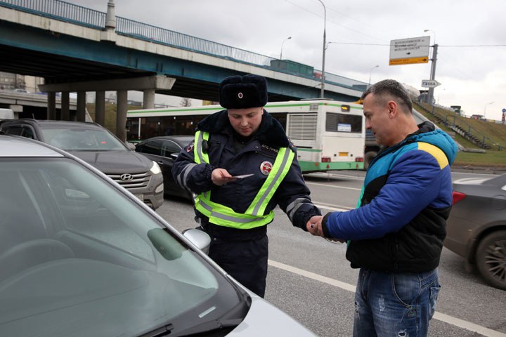 В России могут ужесточить наказания за нарушение ПДД с 1 января.   Соответствующие поправки разрабатываются в правительстве РФ. За непристегнутый ремень и езду на мотоцикле без шлема предлагают выписывать не 1000 рублей, а 1500, пишут «Ведомости».   За езду в нетрезвом состоянии предлагают штрафовать на 45 тыс., вместо 30 тыс., которые сейчас. Наказание за превышение скорости собираются увеличить до 750–7500 руб., вместо нынешних 500–5000 руб.  Штрафы хотят поднять также за несоблюдение требований дорожных знаков или разметки, нарушения правил движения крупногабаритного ТС и буксировки или перевозок грузов.  Скидка на оплату штрафов также может увеличится до 75%, вместо сегодняшних 50%, а льготный период авторы инициативы предлагают продлить до 30 дней, вместо нынешних 20.   В материале «Ведомостей» говорится, что деньги со штрафов планируют направлять в регионы на ремонт дорог.   #Россия #Законы #Штрафы #ПДД