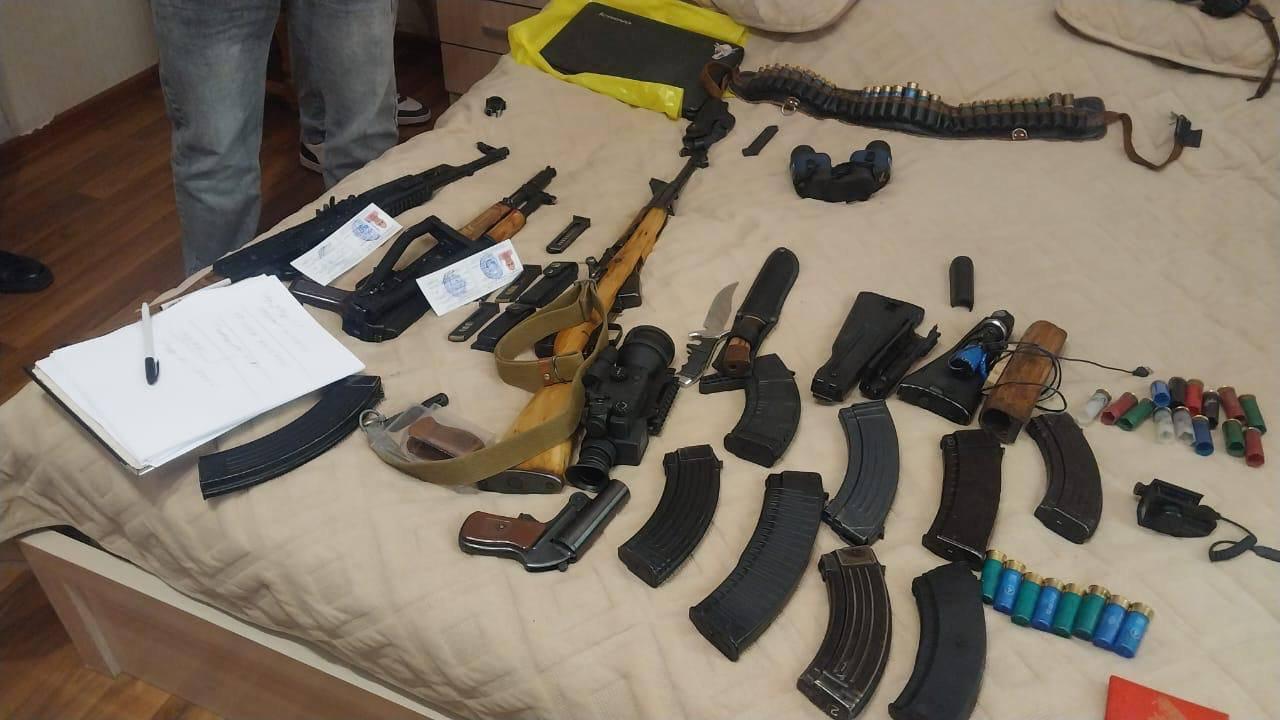 Следком Армении сообщил о проведении более 90 обысков по делу движения «Священная борьба». Изъяты оружие, боеприпасы, дроны, наркотики, планы захвата власти, списки завербованных и назначенных на посты лиц. Возбуждены дела против 16 человек, 14 из них арестованы.
