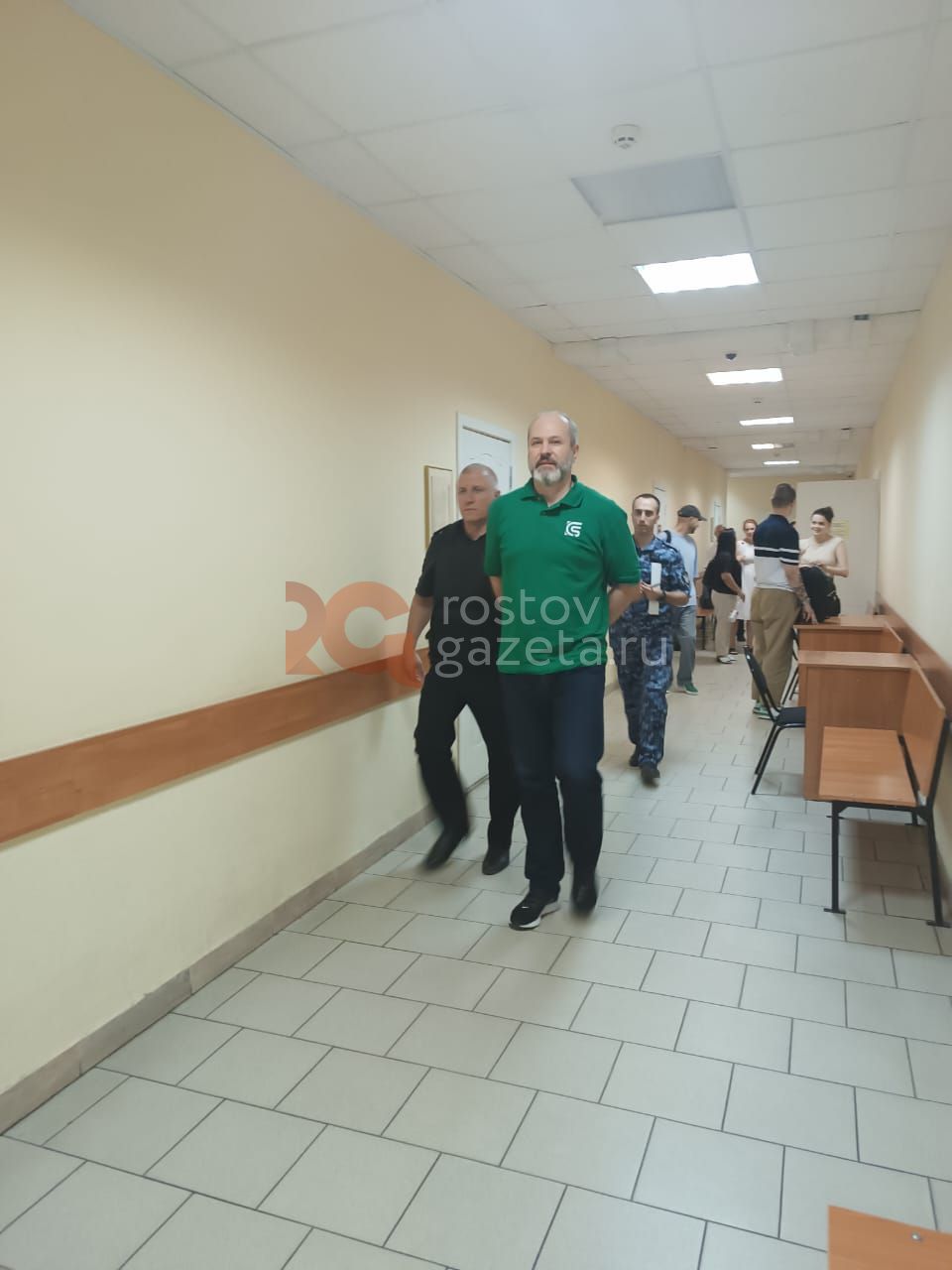 На следующее заседание по делу Виталия Кушнарева планируют вызвать двух новых свидетелей. Первый из них — Павел Рогачкин, которому принадлежит та самая компания «Т-Транс», чей директор помог взять Кушнарева с поличным. Фамилия второго — Тарасенко: вероятно, имеется в виду Владимир Тарасенко — ещё один влиятельный житель Ростовской области, владеющий в городе несколькими крупными предприятиями. В ходе сегодняшнего заседания было зачитано письменное доказательство вины Кушнарева. Среди прочего прозвучали показания бывшего заместителя Кушнарева — Дмитрий Мамелко. Тот заявлял, что не знает, кто руководил работами по госконтрактам и принимал их. Подписаться Прислать нам новость