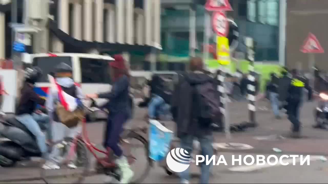 Протесты в Гааге против миграционной политики: полиция применяет водометы