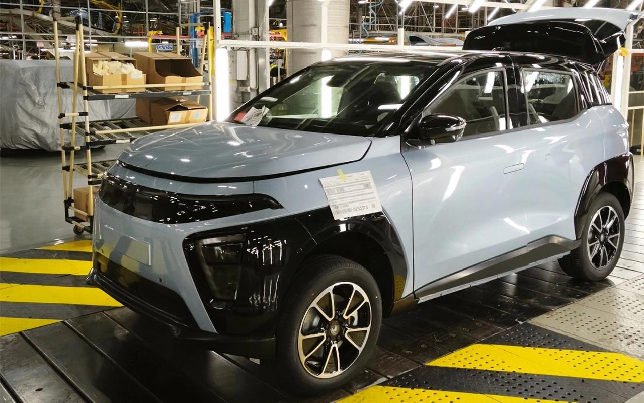 На заводе Москвич собрали первый предсерийный образец электрокара Атом Речь идет о прототипе серии PT Plant Trial Такие образцы необходимы для отработки всей цепочки производственного процесса в серийном режиме При этом модели PT серии это полноценные автомобили которые создают по тем же технологиям и стандартам которые будут применяться в товарных машинах В самой компании запуск конвейера назвали самой тяжелой и важной вехой любого автомобильного проекта Также специалисты Атома провели специальные тесты электроники машины Например на автомобиль установили последнюю версию ПО и провели диагностику аппаратных модулей