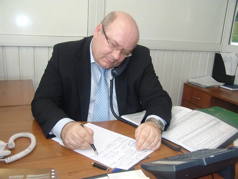 Перед судом предстанет замначальника новосибирского территориального управления автодорог ТУАД Константин Громенко по делу о взятке в размере 197 млн руб. По версии следствия, в период 2018-2024 год фигурант дела получал от подконтрольных ему руководителей дорожных компаний взятки деньгам и имуществом. Незаконное вознаграждение полагалось за содействие в заключении контрактов и беспрепятственный прием выполненных работ. Фото: Правительство Новосибирской области Подписывайтесь на «Ъ-Сибирь»