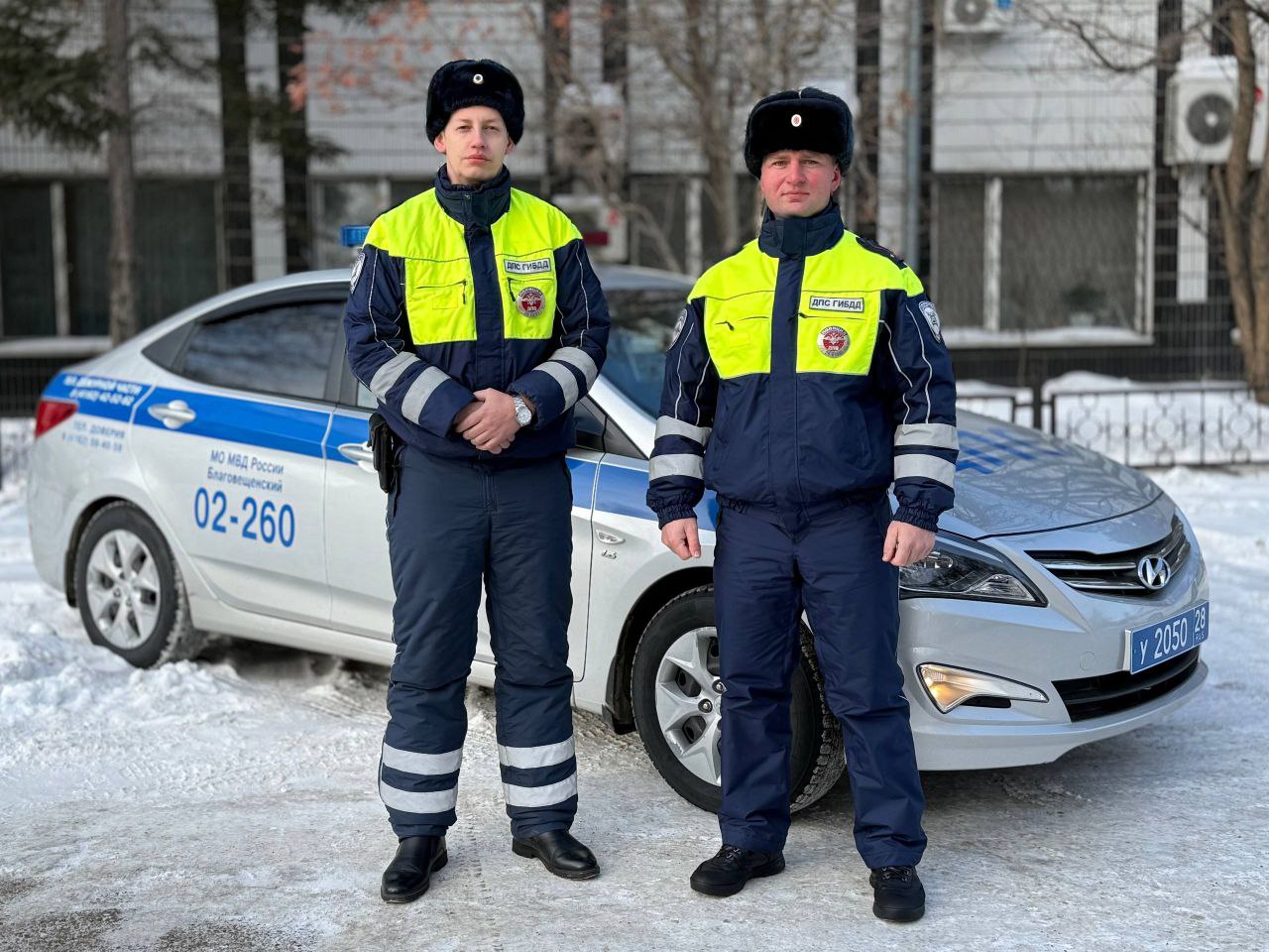 В Благовещенске Амурской области госавтоинспекторы помогли оперативно доставить в больницу ребенка с травмой головы   Вечером 28 января в дежурную часть Госавтоинспекции УМВД России по Амурской области поступил звонок от жителя Благовещенска Мужчина сообщил что его 10 летняя дочь получила травму головы и нуждается в срочной медицинской помощи Благовещенец решил самостоятельно отвезти ребенка в больницу поэтому он попросил у полицейских содействия в сопровождении его автомобиля Дежуривший экипаж дорожно патрульной службы ГИБДД МУ МВД России Благовещенское в составе старшего инспектора ДПС лейтенанта полиции Александра Гилёва и инспектора ДПС лейтенанта полиции Павла Божко незамедлительно проследовал к месту встречи с автомобилем гражданина