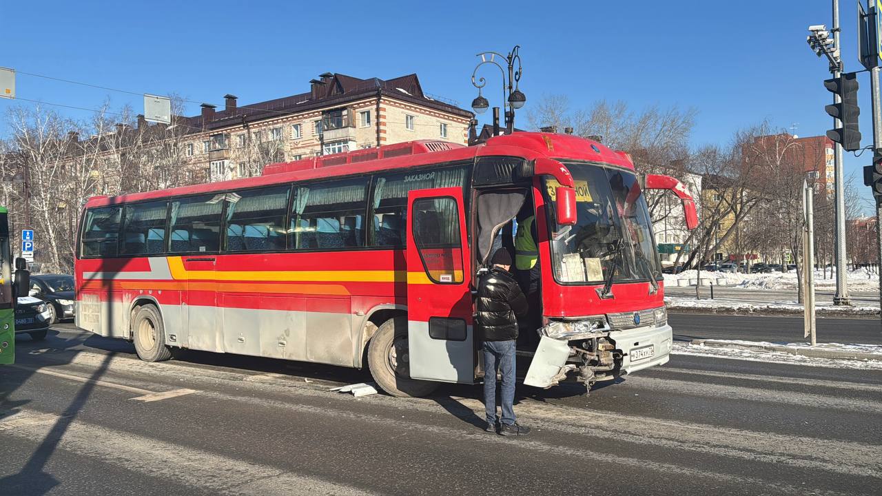 Автобус, перевозивший детей, попал сегодня в ДТП на перекрестке Республики — Тульской. Он столкнулся с автомобилем «Мазда», как сообщили в ГАИ.  Предварительно, 41-летний водитель автобуса «КИА» не выдержал безопасную дистанцию, автобус въехал в стоящую  на светофоре «Мазда».   В автобусе ехали 44 школьника, дети возвращались из Тюменского театра кукол. Предварительно, они не пострадали.