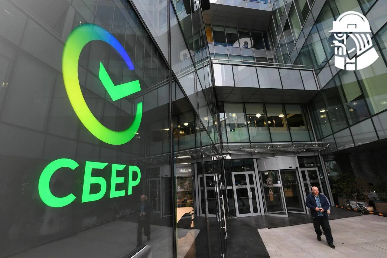 Сбер убедил дропперов вернуть украденные с карт 2 4 млрд рублей Банк договаривается с владельцами счетов через которые обналичивают украденные деньги После бесед многие добровольно признают переводы ошибочными что позволило вернуть средства пострадавшим без полиции Однако если дроппер отказывается от сотрудничества вернуть средства можно только через традиционное судебное разбирательство kvadratnymaster