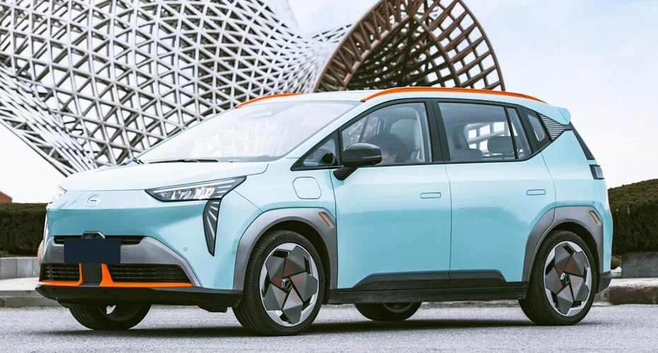 Яндекс и Москвич выпустили электромобиль для такси Компания Яндекс и автозавод Москвич представили совместный электромобиль UMO 5 созданный на базе китайской модели GAC Aion Y Plus Производство стартовало на мощностях столичного завода автомобиль будет доступен как таксопаркам так и частным покупателям Технические характеристики UMO 5 включают электродвигатель мощностью 204 л с батарею ёмкостью 63 кВт ч и запас хода до 430 километров В оснащение входят светодиодная оптика мультимедийная система с 14 6 дюймовым экраном шесть подушек безопасности и голосовой помощник Алиса способный управлять различными функциями Стоимость с учётом госсубсидии составит около 2 5 миллиона рублей что в два раза выше китайской цены оригинала от 1 25 миллиона рублей Эксплуатация UMO 5 обойдётся примерно на 255 тысяч рублей в год дешевле бензинового аналога На данный момент выпущено около ста экземпляров iguides