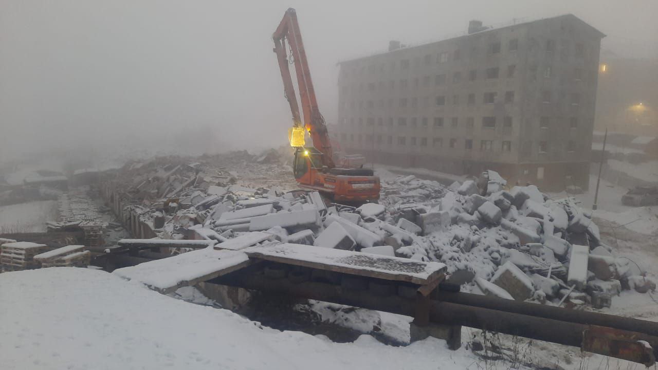 В Полярном снесли три аварийных дома Как сообщили в региональном министерстве строительства демонтаж пятиэтажек на улице Гандюхина выполнили за два месяца Подрядчик уже вывозит более 43 тысяч кубометров строительного мусора Все самые важные новости Telegram MAX