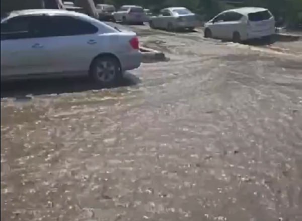 В Улан-Удэ произошёл грандиозный потоп В столице Бурятии 24 июля приключилась крупная коммунальная авария. Около дома № 30 на Хоца Намсараева из-под земли хлынула вода. Сообщение об этом поступило в диспетчерскую МУП «Водоканал». Причина, как выяснилось – технологическое нарушение на трубопроводе. На месте работает аварийно-восстановительная бригада предприятия. Из-за аварии жилые дома останутся без ХВС. Их список обнародуют позже. Местным жителям пообещали организовать подвоз. Судя по кадрам, облетевшим соцсети, в Железнодорожном районе произошёл настоящий потоп. Бурные потоки воды также несутся по улице Чертенкова фото – МУП «Водоканал»