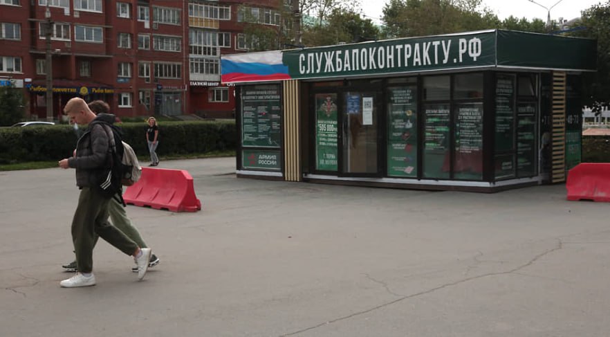 В Гайнах за содействие при заключении контракта с Минобороны РФ будут платить 50 тыс рублей Дума Гайского округа утвердила единовременные выплаты для граждан которые оказывают содействие другим заключить контракт о прохождении военной службы в Вооруженных Силах РФ Об этом сообщает телеграм канал На местах Выплата для содействующих составит 50 тыс руб Источник финансирования местный бюджет Мера поддержки будет действовать до 31 декабря 2025 года Аналогичные выплаты уже производятся в Перми Пермском Лысьвенском и Чердынском округах