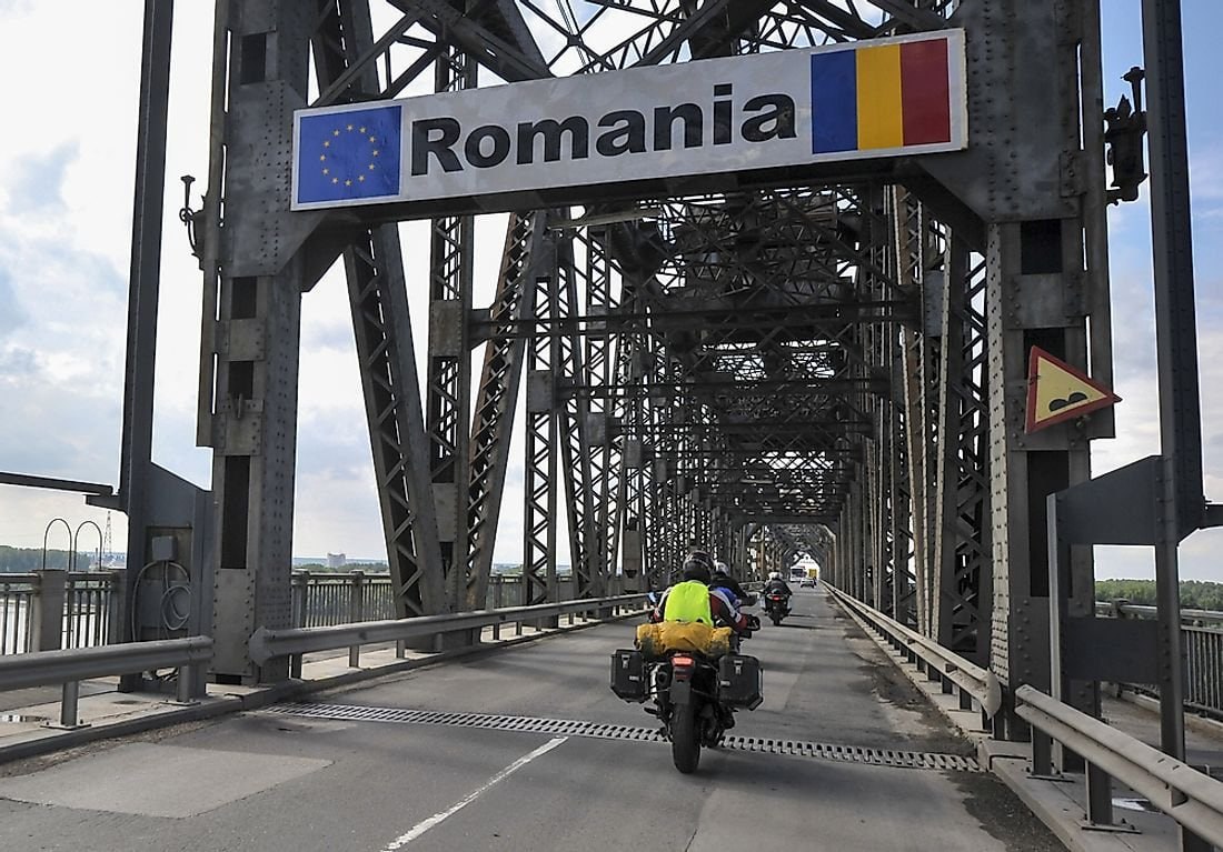 Движение через Дунайский мост Русе — Джурджу временно приостановят Граждан предупреждают: 12 июня с 20:00 до 4:00 13 июня движение по мосту через Дунай между болгарским Русе и румынским Джурджу будет временно закрыто для всех видов транспорта. Тем, кто планировал поездку через этот пункт, советуют выбрать другие маршруты между Румынией и Болгарией — например, через Видин–Калафат, Кардам–Негру Водэ, или воспользоваться паромами Свиштов–Зимнича, Оряхово–Бекет и др. .