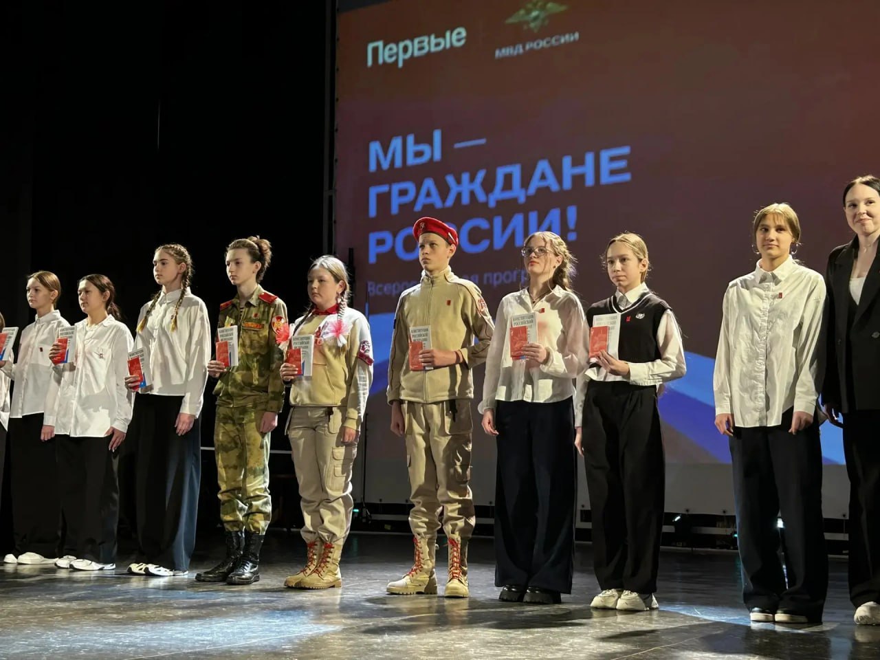 16 юных горожан получили паспорта на открытии Года единства народов в Йошкар Оле Во Дворце культуры Российской Армии 19 февраля состоялось знаковое событие торжественное открытие Года единства народов России объявленного Президентом страны Владимиром Путиным Мероприятие было приурочено Дню защитника Отечества и прошло под символичным названием Песен славных достойны герои объединив в одном зале защитников родины и хранителей национальных традиций Собравшиеся почтили память героев Отечества разных эпох минутой молчания Кульминацией официальной части стала торжественная церемония вручения пас портов шестнадцать юных граждан России получили главный документ и дали обещание быть патриотами Почетным гостем церемонии отметили в пресс службе марийского парламента стала первый заместитель Председателя Госсобрания член Совета при Президенте России по межнациональным отношениям руководитель регионального отделения Ассамблеи народов России Лариса Яковлева Обращаясь к собравшимся она подчеркнула преемственность Года защитника Отечества и Года единства народов России Только объединяя усилия всех народов проживающих в республике сохраняя родные языки и традиции передавая их подрастающему поколению мы сможем построить сильную и процветающую страну сказала Лариса Яковлева пожелав всем йошкаролинцам мира согласия и взаимопонимания Подписывайтесь на МП в МАХ