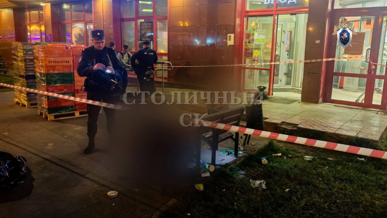 ‼ Возбуждено уголовное дело по факту убийства мужчины в Новой Москве Следственным отделом по Троицкому и Новомосковскому административным округам Главного следственного управления Следственного комитета Российской Федерации по городу Москве возбуждено уголовно дело в отношении местного жителя. Он обвиняется в совершении преступления, предусмотренного ч. 1 ст. 105 УК РФ убийство . По данным следствия, 6 июня 2025 года фигурант, находясь вблизи жилого дома, расположенного на улице 40 лет Октября в г. Щербинка, на почве внезапно возникших личных неприязненных отношений нанес не менее одного удара ножом в область шеи малознакомому мужчине. От полученного повреждения потерпевший скончался на месте происшествия. Фигурант задержан в порядке ст. 91 УПК РФ, ему предъявлено обвинение. В ходе допроса последний вину признал и раскаялся в содеянном. В ближайшее время следствие намерено ходатайствовать перед Щербинским районным судом города Москвы об избрании обвиняемому меры пресечения в виде заключения под стражу. Проводятся следственные действия, направленные на сбор и закрепление доказательственной базы.