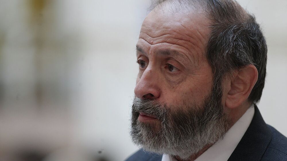 Экс депутата законодательного собрания Петербурга иноагента Бориса Вишневского суд оштрафовал на 15 тысяч рублей за участие в программе организации признанной нежелательной в России сообщили РИА Новости в объединенной пресс службе судов города Василеостровский районный суд Санкт Петербурга привлек к административной ответственности Бориса Вишневского за совершение правонарушения предусмотренного ст 20 33 Участие в деятельности иностранной или международной организации в отношении которой принято решение о признании нежелательной на территории Российской Федерации ее деятельности КоАП РФ Суд назначил штраф в 15 000 рублей сообщили в пресс службе Из постановления о возбуждении дела об административном правонарушении следует что на YouTube выявлена видеозапись Демократы на выборах президента России Александр Ефимов Борис Вишневский