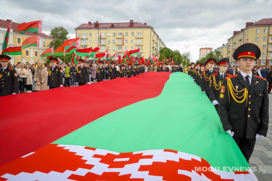 11 мая в Минске в рамках республиканской акции «Под флагом Отечества» состоится шествие с самым большим флагом Беларуси — 500 метров в длину и 9 метров в ширину. Полотнище изготовлено на ОАО «Моготекс» в Могилеве. Предприятие вновь подтвердило высокий уровень производства и свою значимую роль в укреплении национальных традиций. Акция приурочена ко Дню Государственного флага, Государственного герба и Государственного гимна Республики Беларусь.