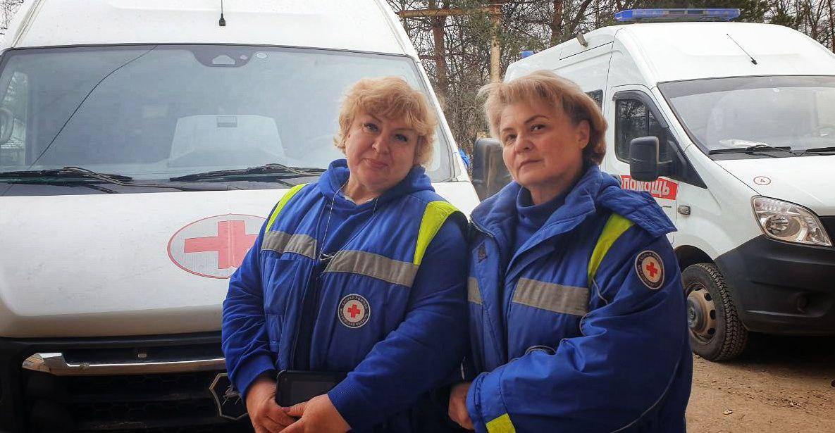 Можайские врачи спасли 2-летнюю девочку, которая съела 14 противозачаточных таблеток Жительница Московской области вызвала скорую медицинскую помощь, сообщив, что ее 2-летняя дочь выпила «женские таблетки». «С помощью специального зонда фельдшеры сразу промыли ребенку желудок, чтобы уменьшить всасывание слизистой оболочкой ядовитых веществ и снизить их концентрацию в крови. В промывных водах были обнаружены остатки лекарства. После процедуры маленькой пациентке сразу стало легче», - рассказала заведующая Можайской подстанцией скорой медицинской помощи Татьяна Токманцева. После ребенок в сопровождении медиков и матери был доставлен в стационар Можайской больницы под наблюдение врачей. «К счастью, таблетки не успели подействовать. Однако, чтобы полностью нормализовать состояние, девочка осталась в детском отделении под контролем медиков. Отмечу профессиональные действия коллег из скорой помощи, которые оказали первую помощь и максимально быстро устранили негативные последствия от приема таблеток», - рассказал заместитель главного врача по медицинской части Можайской больницы Александр Акименко. Сейчас девочка чувствует себя хорошо и уже выписана домой. Врачи напоминают, что лекарства стоит хранить в безопасном и недоступном для детей месте.