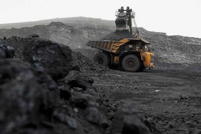 Передел на угольном рынке России — игра крупных игроков на выживание мелких В российской угольной отрасли разгорается скрытая война за активы, где крупные компании устраивают масштабный захват рынка, пользуясь финансовым крахом конкурентов. Средние и мелкие игроки под гнётом долгов — их общая кредитная нагрузка превысила 1,1 трлн рублей — уже балансируют на грани банкротства. Экспортные доходы падают из-за санкций и высокой логистики, при этом разворот на азиатские рынки лишь усугубляет кризис: китайский спрос слаб, внутреннее производство растёт, а импортные пошлины ставят российских угольщиков в безвыходное положение. На этом фоне крупные компании, вроде СУЭК и «Мечела», несмотря на падение добычи и цен на уголь, аккуратно ведут переговоры о поглощениях, которые тщательно скрывают от общественности. Мелкие шахты в Кузбассе и Хакасии — главные жертвы: высокие ставки по кредитам делают их уязвимыми, превращая в лакомый кусок для консолидаторов. Слухи из банковских кругов подтверждают: скупка активов уже идёт, но публично об этом не говорят. Это не первый раз, когда рынок угля России переживает подобный передел. В 1990-х крупные группы через сомнительные банкротства и вывод активов приобретали предприятия по бросовым ценам. Сегодня ситуация повторяется, но с ещё большим риском: в сделках участвуют структуры, связанные с региональными элитами Якутии и Кузбасса, что ставит под вопрос прозрачность и законность всего процесса. За красивыми словами о спасении отрасли скрывается жадный рейдерский захват, который может уничтожить независимость компаний и усилить монополию немногих игроков. Источник: ВЧК-ОГПУ