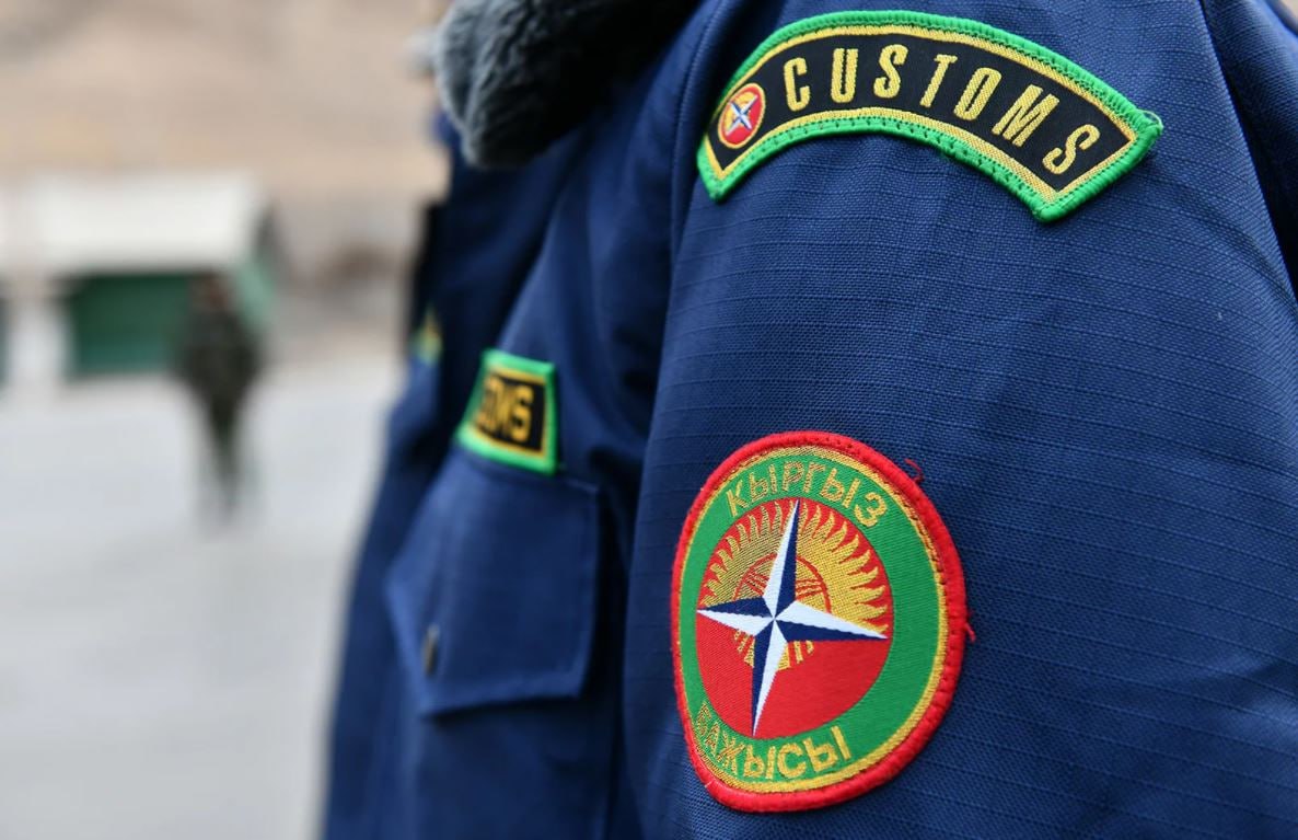 Кыргызский офицер на границе РФ будет решать вопросы с товарами из Кыргызстана Глава Таможенной службы Кыргызстана Алмаз Салиев сообщил что кыргызские офицер будет работать совместно на границе России в мобильной группе проверяющей перевозчиков из Центральной Азии По словам Салиева решение об отправке кыргызского сотрудника принято совместно с таможней РФ Алгоритм его работы разработан сейчас его рассматривает российская сторона Офицер связи будет взаимодействовать с коллегами из РФ чтобы оперативно решать вопросы если у наших предпринимателей возникнут проблемы с документами Российская сторона дала устное согласие но официально еще не ответила рассказал Салиев Предполагается что офицер связи будет работать совместно с мобильной группой на границе России чтобы оперативно решать вопросы с товарами из Кыргызстана ℹ  Logistan напоминает что середине 2025 года Россия ужесточила проверки ввозимых товаров на предмет серого импорта Новые меры среди прочего серьезно ударили по экспорту текстильной продукции из Кыргызстана Из за падения объемов экспорта текстильная отрасль страны столкнулась с кризисом Работу потеряли десятки тысяч человек Logistan info Логистика Экономика