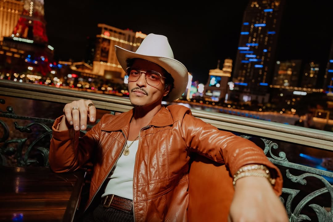 Бруно Марс выпустит первый сольный альбом за 10 лет и отправится в гастрольный тур Пластинка The Romantic выйдет 27 февраля первый сингл с нее уже можно послушать в сети Концерты стартуют в апреле Музыкант планирует устроить шоу в США Канаде Великобритании и Европе В его расписании Париж Берлин Амстердам Мадрид Милан и Лондон Больше новостей в Daily News