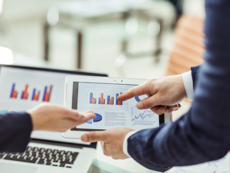 Промышленность потеряла октябрьский оптимизм Первые данные о деловой активности российских промышленных предприятий за ноябрь 2025 года показывают что краткосрочный рост настроений в октябре оказался непродолжительным Аналитики Института народнохозяйственного прогнозирования РАН ИНП РАН отмечают что позитивные ожидания которые фиксировались и опросами Банка России не подтвердились фактическими показателями сообщает Коммерсантъ Из всех показателей индекса промышленного оптимизма лишь планы выпуска продукции показали небольшой прирост всего 2 пункта Все остальные показатели упали в результате чего общий индекс вернулся к минимальным отметкам с апреля 2020 года когда отрасль впервые ощутила последствия ковидного локдауна Фактический спрос в ноябре снизился на 3 пункта после резкого октябрьского подъёма на 13 пунктов В сентябре динамика спроса достигала минимальных значений с апреля 2020 года При этом доля компаний оценивающих спрос как ниже нормы увеличилась до 66 превысив показатели как ковидного 2020 го так и кризисного 2016 го Для сравнения во время мирового финансового кризиса 2009 года этот показатель доходил до 80 Запасы готовой продукции также показали небольшое ухудшение их избыточность выросла на 2 пункта но остаётся в пределах нормы Эксперты отмечают что октябрьский рост индекса бизнес климата зафиксированный Банком России был вызван скорее улучшением ожиданий предприятий чем реальными изменениями в производстве Наиболее уязвимыми оказались сельское хозяйство автомобильная торговля и частично добывающая отрасль При этом строительство непроизводственная торговля сфера услуг и обрабатывающая промышленность продемонстрировали умеренный рост но вместе с тем увеличились показатели инфляции Увидели интересную ситуацию на производстве или в логистике Делитесь новостями фото и видео с редакцией pgm editorial   новости industrialRussia