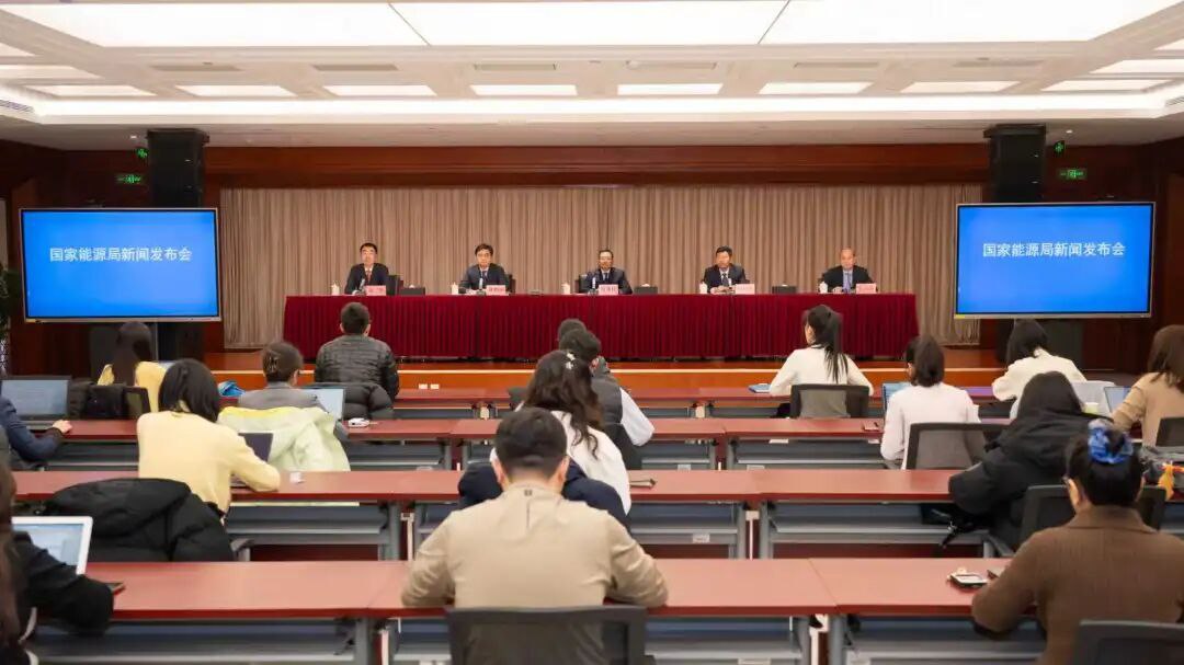 Состоялась квартальная пресс конференция Государственного энергетического управления КНР с фокусом на итоги 2025 года Список докладчиков Чжан Син 张星 Заместитель директора Управления по комплексным вопросам Син Итэн 邢翼腾 Заместитель директора Департамента планирования и развития Лю Минъян 刘明阳 Заместитель директора Департамента электроэнергетики Бянь Гуанци 边广琦 Заместитель директора Департамента энергосбережения и технологического оборудования Ван Юньбо 王云波 Заместитель директора Департамента регулирования рынка Ниже короткая выжимка из докладов Отмечено что Китай завершил 2025 год с рекордными показателями в энергетике 1 Надёжное энергоснабжение даже в экстремальных условиях Несмотря на частые перепады температур и сильные морозы зимой 2025 2026 гг Китай успешно справился с пиковыми нагрузками максимальная потребляемая мощность в январе 2026 г достигла 14 33 млрд кВт исторический максимум для отопительного сезона запасы угля на электростанциях 2 2 млрд тонн хватит на 26 дней цены на уголь стабильны поставки газа обеспечены запасы на подземных хранилищах и терминалах СПГ достаточны 2 Бурный рост зелёной энергетики установленная мощность ВИЭ ветер солнце превысила 1800 ГВт что составляет более 60 от общей генерации в 2025 году добавлено 430 ГВт новых мощностей ВИЭ это как построить всю европейскую энергосистему за год выработка ВИЭ около 4 трлн кВтч больше чем суммарное потребление всех 27 стран ЕС 3 Прорыв в накопителях и водороде мощность новых систем хранения энергии в основном литий ионных достигла 136 ГВт 351 ГВтч рост на 84 за год инвестиции в водородную энергетику и накопители удвоились по сравнению с 2024 годом 4 Электроэнергетический рынок стал главным каналом торговли объём рыночных сделок с электроэнергией 6 64 трлн кВтч 7 4 64 всей электроэнергии в стране теперь продаётся через рынок каждые 2 из 3 кВтч межрегиональные поставки достигли 1 59 трлн кВтч рекорд позволяющий передавать зелёное электричество из Внутренней Монголии в Гуандун или из Гуанси в Шанхай 5 Зелёные сертификаты получили мировое признание продано 9 3 млрд зелёных сертификатов больше чем за все предыдущие годы вместе взятые с лета 2025 года цена выросла почти вдвое до 4 14 юаня шт в мае 2025 года международная инициатива RE100 официально признала китайские сертификаты открыв доступ для экспортно ориентированных предприятий 6 Подготовка к Пятнадцатой пятилетке 2026 2030 к 2030 году доля неископаемого топлива в энергобалансе должна достичь 25 а ВИЭ станут основой генерации 50 мощности для этого будут развивать крупные ВИЭ комплексы в пустынях и степях песок пустыня горы морскую ветроэнергетику зелёный водород и нетрадиционное использование ВИЭ отопление производство аммиака и спирта цифровые сети и искусственный интеллект энергетика 2025 год стал поворотным Китай не только обеспечил энергобезопасность но и ускорил переход к зелёной экономике создав единую гибкую и конкурентоспособную энергосистему будущего отмечает автор тг канала Энергия Китая  Спасибо за Ваш голос Энергия Китай