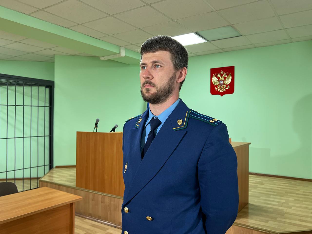 В Новосибирской области осужден заместитель министра транспорта и дорожного хозяйства региона за растрату бюджетных средств в особо крупном размере     Железнодорожный районный суд города Новосибирска вынес приговор по уголовному делу в отношении заместителя министра транспорта и дорожного хозяйства Новосибирской области. Он признан виновным по ч. 3 ст. 33, ч. 4 ст. 160 УК РФ  организация растраты в особо крупном размере .  Судом установлено, что осужденный в период с 2019 по 2021 гг. организовал хищение бюджетных денежных средств в особо крупном размере путем заключения фиктивных договоров аренды автомобиля, фактически принадлежащего ему.   ‍ ‍ ‍ ‍ ‍ ‍ С учетом позиции государственного обвинителя Западно-Сибирской транспортной прокуратуры суд назначил наказание в виде 3 лет лишения свободы с отбыванием наказания в исправительной колонии общего режима со штрафом в размере 500 тыс. рублей с лишением права занимать выборные должности на государственной службе, связанные с осуществлением функций представителя власти, выполнением организационно-распорядительных и административно-хозяйственных полномочий сроком на 2 года.   Причиненный преступлением ущерб взыскан с обвиняемого по иску надзорного ведомства в полном объеме.  #НОВОСИБИРСКАЯОБЛАСТЬ #ПРИГОВОР
