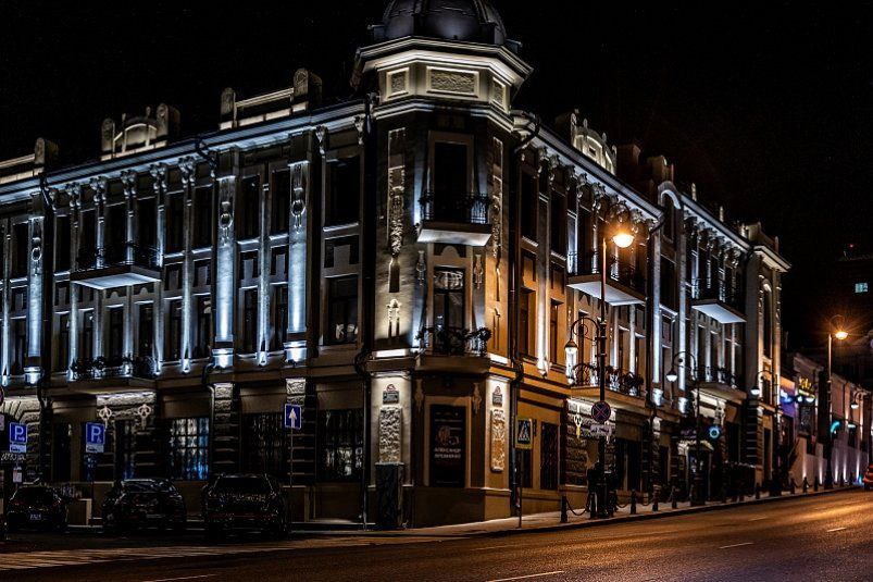 Подсветка зданий зажглась в центре Владивостока пока в тестовом режиме Ещё на 20 зданиях в центре Владивостока появилась архитектурная подсветка Её уже могли заметить жители Владивостока но пока оборудование только настраивается Регулярно в выходные и праздничные дни до 23 00 подсветка начнёт работать с 20 декабря Всего подсветку смонтировали уже на 48 ми зданиях В прошлые годы она появилась по 28 ми адресам Большая часть на Адмирала Фокина Также подсветку организовали с двух сторон прогулочной зоны от Пограничной 6 до Океанского проспекта 9 и от Адмирала Фокина 2 до Океанского проспекта 7 Ее включают в выходные и праздничные дни Фото администрация Владивостока   PrimaMedia в       подпишись 18