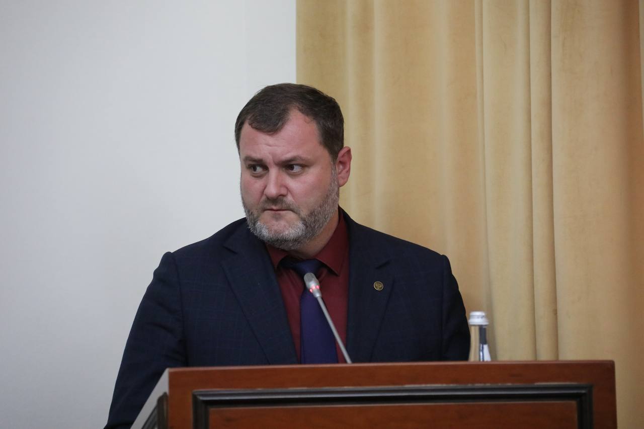  Болезни системы кровообращения на 1 месте среди причин взрослой инвалидности у дагестанцев Об этом премьер-министру РД Абдулмуслиму Абдулмуслимову в ходе заседания регионального Правительства сообщил глава Минздрава Дагестана Ярослав Глазов. Так, более 14 тыс. дагестанцев были впервые признаны инвалидами в 2024 году. Среди них взрослое население составляет 10 471 человек, детское население - 3 934 ребенка. По словам министра, показатель среди граждан, впервые признанных инвалидами, на 10 тыс. населения составил 44,6, что на 0,9% выше показателя 2023 года. Следует отметить, что данный показатель ниже аналогичных показателей по СКФО и по РФ в СКФО общий - 53,4, по России - 54,2 . Однако количество случаев установления повторной инвалидности, как по взрослым, так и по детям в сравнении значительно уменьшилось в прошлом году и составило 47 834 человек. ℹ Причиной, приводящей к взрослой инвалидности в регионе, на первом месте служат болезни системы кровообращения - 29% всех случаев. Второе место занимают злокачественные новообразования, далее — болезни костно-мышечной системы и соединительной ткани, нервной системы, вследствие травм, отравлений, а также болезни мочеполовой системы. Причинами детской инвалидности чаще всего служат психические и нервные заболевания, затем - болезни кровообращения, врожденные пороки и прочие заболевания. «Принимаемые меры по повышению качества и доступности медицинской помощи позволили стабилизировать ситуацию по инвалидности как среди взрослого населения, так и детей. Представленный анализ по каждой позиции показывает необходимость комплексного подхода к решению проблем инвалидности во всех социальных группах населения. Значительная работа проводится по вопросам отбора и направления граждан на освидетельствование. Будут усилены проверки на местах за качеством работы врачебных комиссий и тщательностью проведения внутреннего контроля в медицинских организациях», — сообщил Ярослав Глазов.