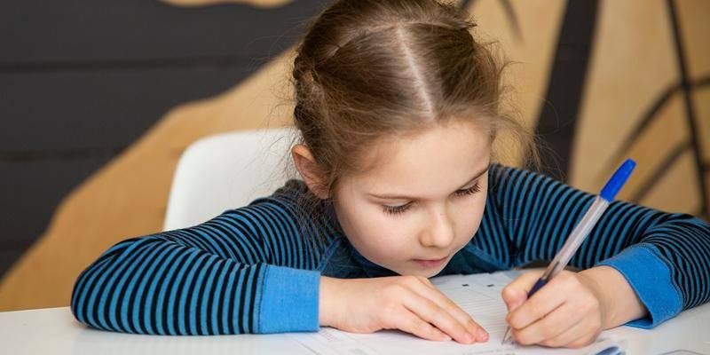 В Москве до 30 декабря проходит акция Письма добра в рамках проекта Зима в Москве Вы можете принести новогодние открытки и теплые пожелания для бойцов СВО в почтовые ящики которые установят в столичных экоцентрах Собранные письма затем отправят в зону специальной военной операции