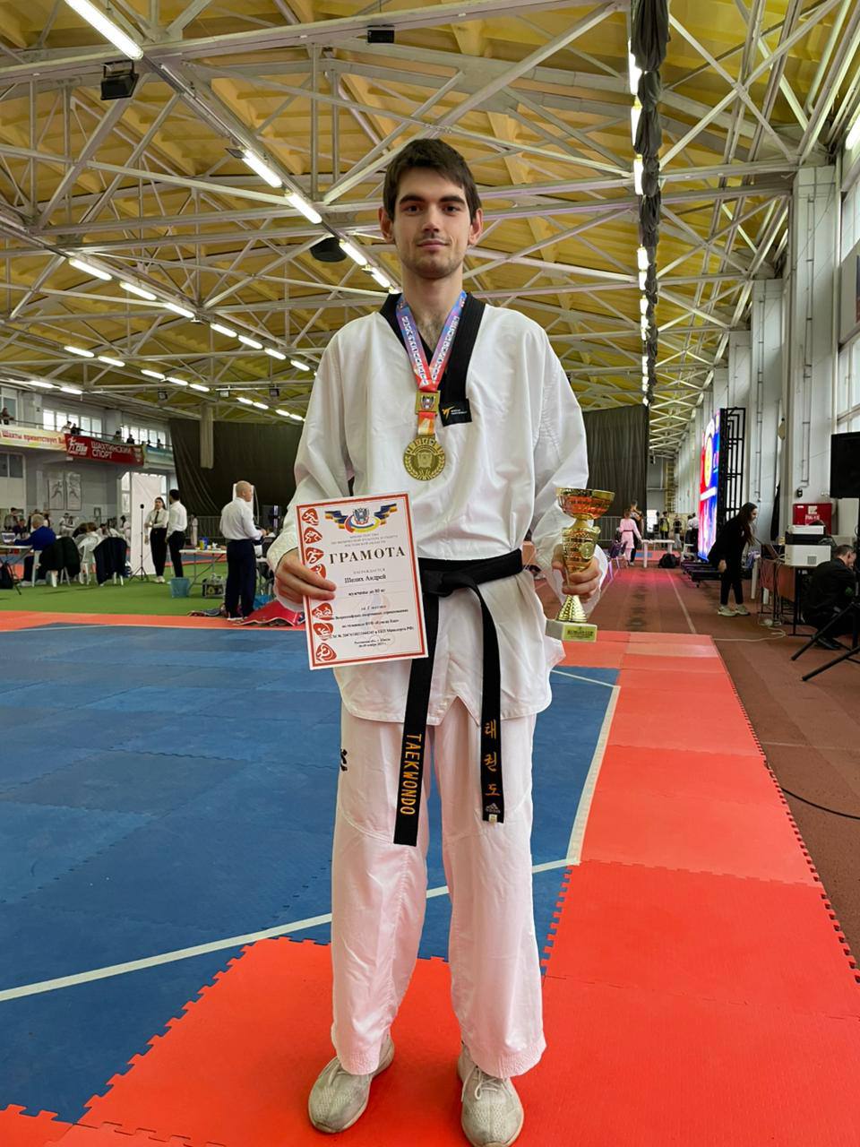 Тихорецкий тхэквондист успешно выступил на Всероссийских соревнованиях Состязания Кумган Кап проходили с 6 по 9 ноября в Шахтах среди мужчин и женщин В соревнованиях приняли участие более 1000 спортсменов из 26 субъектов Российской Федерации В состав сборной команды Краснодарского края вошел спортсмен СШ Энергия Андрей Шелих занявший первое место в в к 80кг среди мужчин Поздравляю спортсмена с достойными результатом Благодарю за подготовку тренера преподавателя Александра Владимировича Лисицына