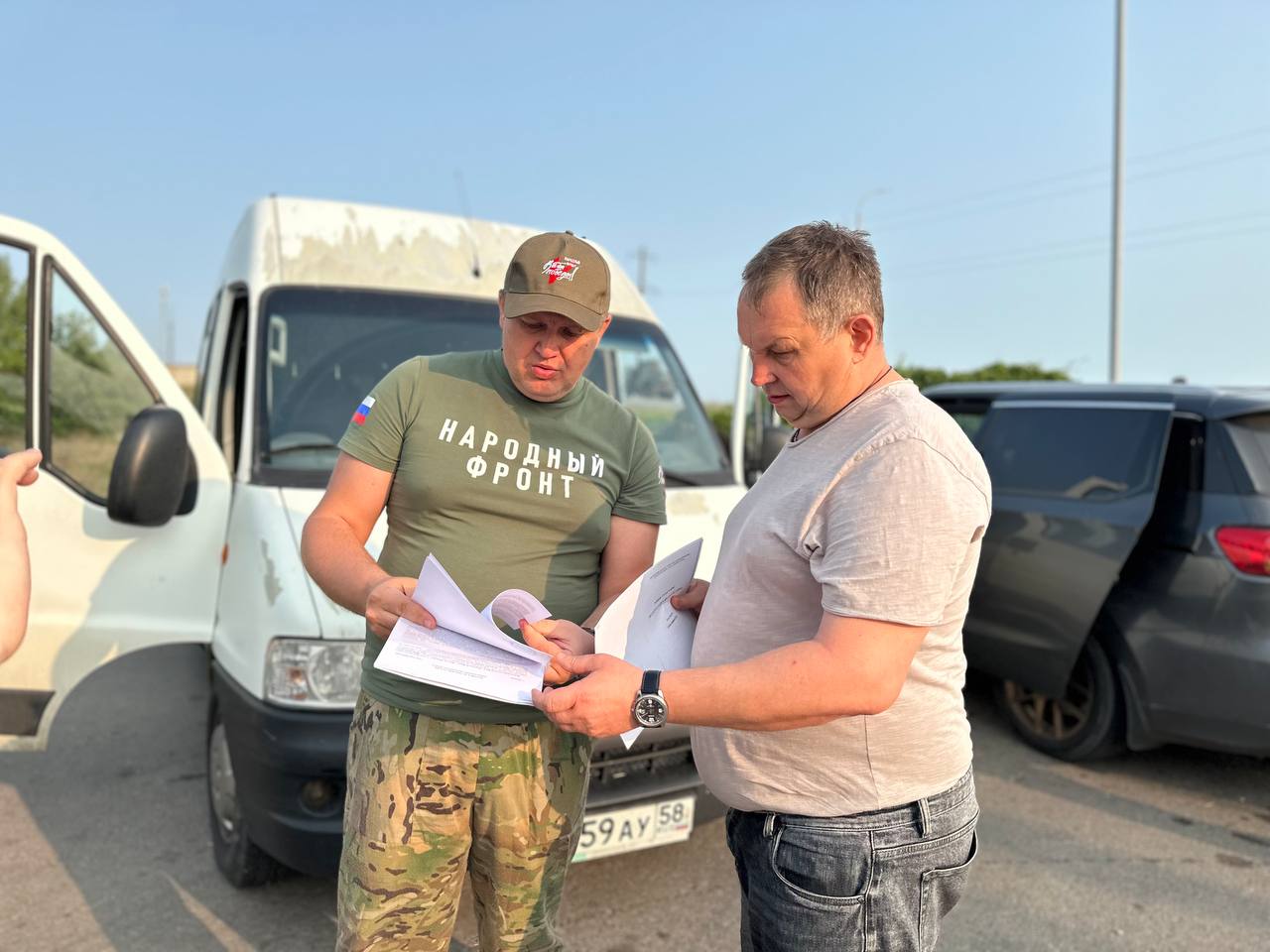 В Токмакский и Пологовский округа прибыли представители регионального отделения Народного фронта Пензенской области Делегацию возглавляет руководитель исполкома Олег Куроедов. Он вместе с первым зампредом Правительства, руководителем пензенской делегации Виктором Кувайцевым осмотрели ряд объектов, ремонт и восстановление которых ведут пензенские шефы. Также при участии глав муниципальных Администраций обсудили вопросы взаимодействия. «Отдельное внимание уделили объектам, ремонт и восстановление которых запланированы в перспективе – в 2026 и последующих годах. Рассмотрели мероприятия, в которых возможно участие ОНФ», – прокомментировал Виктор Кувайцев. Напомним, по поручению Губернатора Пензенской области Олега Мельниченко в план работ 2026-2030 годов включено 40 социально значимых объектов, расположенных в двух подшефных округах.
