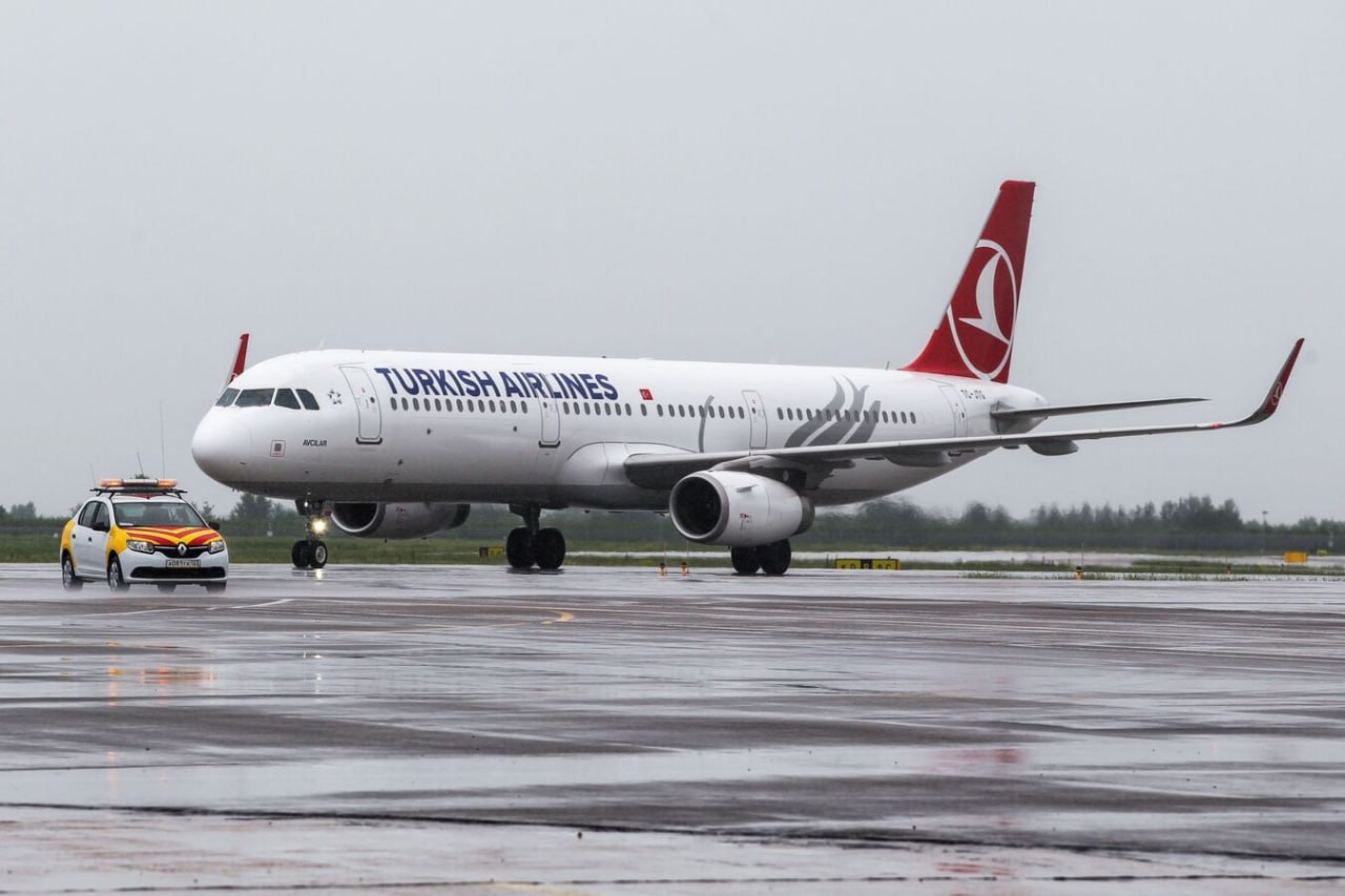 "Turkish Airlines" в летнюю навигацию увеличивает число рейсов между Турцией и Грузией до 48 раз в неделю. Полеты Стамбул-Тбилиси будут выполняться 34 раза в неделю, а Стамбул-Батуми — 14. По словам менеджера авиакомпании, благодаря 48 еженедельным рейсам грузинским путешественникам будут предоставлены больше возможностей, а также это послужит еще большему укреплению важного воздушного моста между Грузией и Турцией для обмена опытом в сфере туризма, торговли и культуры.