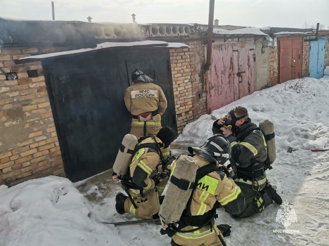 Оперативная сводка за сутки и за прошедшую неделю    В н.п. Нижняя Пойма Нижнеингашского района на пожаре в многоквартирном жилом доме пострадала 48-летняя женщина. Два человека были спасены сотрудниками МЧС России. Площадь пожара составила всего лишь 1 кв.м, а причиной стала сама пострадавшая. Она курила в постели.    В г. Сосновоборске огонь повредил личные вещи в гараже на площади 2 кв.м. Никто не пострадал. На тушении работали 2 единицы техники и 6 человек личного состава  фото 1 .   Неисправная печь стала причиной пожара в жилом доме н.п. Знаменка Минусинского района. Огнем повреждена стена и потолок на площади 2 кв. м. На ликвидации пожара работали 3 единицы техники и 10 человек пожарных и добровольцев  фото 2 .    Всего за неделю в крае произошло 100 пожаров погибли в огне 5 человек, травмирован 1, спасено 8 человек. Оказана помощь при ДТП 22 раза, спасено 3 человека. Происшествий на воде не зафиксировано.