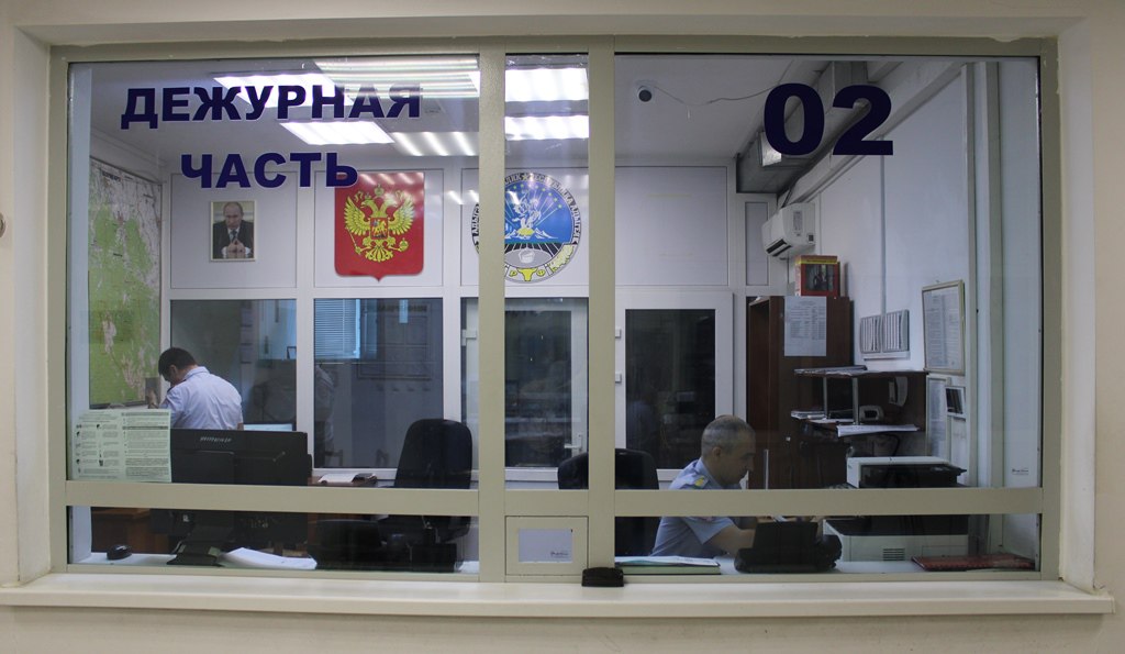 Правоохранительными органами Адыгеи задержаны подозреваемые в организации незаконной миграции. В ходе проведения комплекса оперативно-розыскных мероприятий сотрудники уголовного розыска отдела МВД России по Майкопскому району, совместно с коллегами из регионального управления ФСБ России, установили и задержали двоих жителей станицы Абадзехская, а также иностранного гражданина, подозреваемых в организации незаконной миграции. Установлено, что в марте текущего года, подозреваемые, в нарушение установленного порядка миграционного учета иностранных граждан на территории Российской Федерации, предоставили в органы, осуществляющие миграционный учет, подложное свидетельство о рождении лица, незаконно пребывающего на территории Российской Федерации для вынесения заключения об установлении личности и с целью дальнейшего приобретения им гражданства России. Однако, преступная схема была оперативно выявлена и пресечена сотрудниками правоохранительных органов. По данному факту следственным отделом по Майкопскому району следственного управления СК России по Республике Адыгея возбуждено и расследуется уголовное дело по признакам преступления, предусмотренного частью 2 статьи 322.1 УК России. Судом фигурантам избрана мера пресечения в виде заключения под стражу. В настоящее время проводятся оперативные мероприятия и следственные действия, направленные на установление дополнительных эпизодов и соучастников противоправной деятельности. Пресс-служба МВД по Республике Адыгея МВД по РА Подписаться Смотрите нас на Rutub