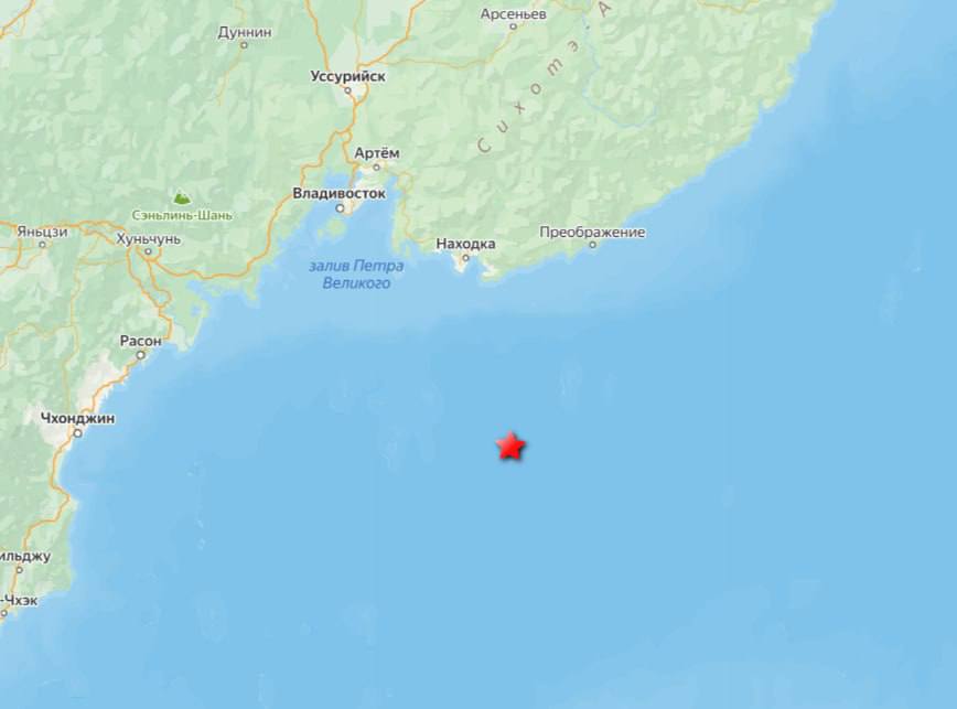 Землетрясение магнитудой 4,4 произошло у берегов Находки в Японском море. Расстояние от эпицентра до Находки — 127,7 километров, сообщает ИА Nakhodka.Media.   Землетрясение произошло 22 октября в 06:59:15  UTC+10:00 . Эпицентр располагался на глубине 473 км в координатах: широта 41.705N ± 2.99 км, долгота 133.247E ± 3.23 км.