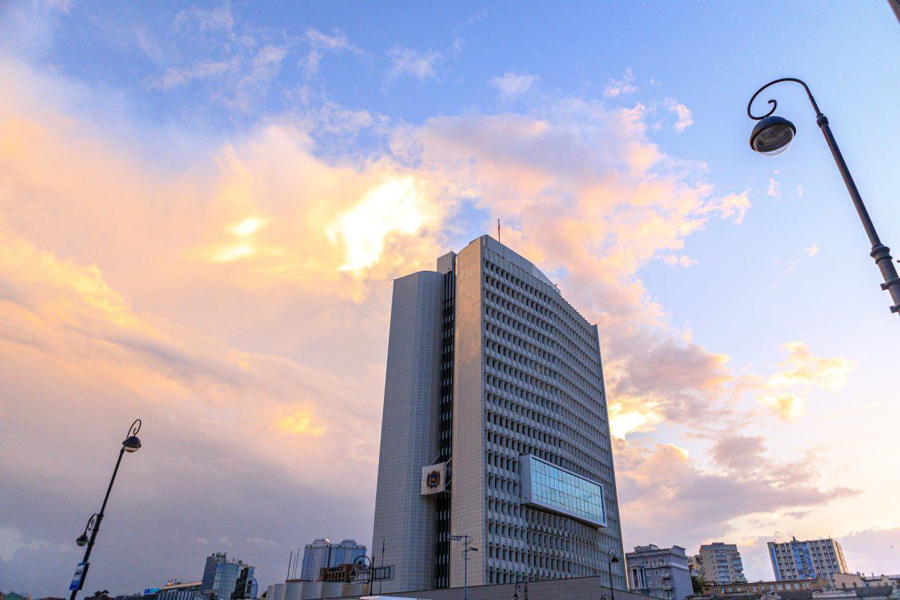 17 декабря состоится очередное заседание Законодательного Собрания Приморского края Начало сессии и онлайн трансляции на сайте краевого парламента в 10 00 Повестку и все материалы к темам заседания предлагаем скачать по ссылке Записать комментарии депутатов Законодательного Собрания можно в перерывах заседания Напоминаем о возможности наблюдать за ходом сессии краевого парламента непосредственно с рабочего места в редакции онлайн трансляция на сайте продолжится до окончания сессии Сотрудники пресс службы готовы ответить на все ваши вопросы по телефону 240 11 46 240 22 12 240 11 51 Подписывайтесь на новости парламента Приморья