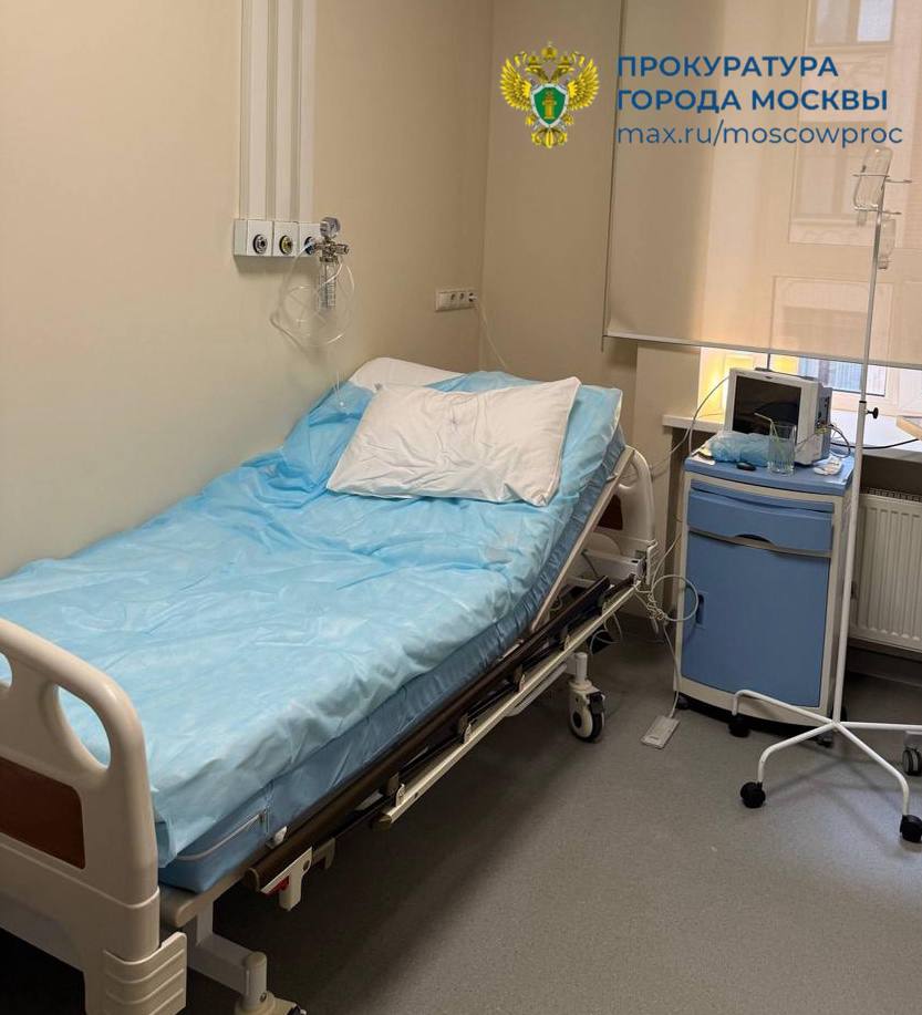 42 летняя сотрудница банка умершая сегодня утром в клинике пластической хирургии Медлаз в Скатертном переулке обращалась сюда и раньше Предыдущие операции прошли успешно вчерашняя закончилась трагедией А пациентка хотела всего лишь убрать шрам на животе Впрочем смерть возможно не связана напрямую с пластикой предварительная причина отрыв тромба Фото прокуратуры Москвы