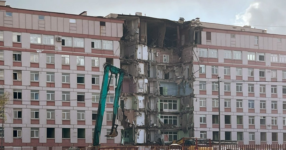 В Текстильщиках сносят крупнейшую больницу имени Демихова На фотграфиях видно, что территорию вокруг здания огородили, на месте работают экскаваторы. Здание больницы огромное, сносить будут долго. История ГКБ имени Демихова началась в 1959 году — тогда больница представляла собой лишь один лечебный корпус на 320 коек. Постепенно там открывались новые отделения: хирургическое, терапевтическое, женская консультация, детский корпус. В 1970-х в состав больницы включили родильный дом №17 и организовали акушерское отделение. Здание, которое мы видим на фотографиях, — это лечебный корпус.