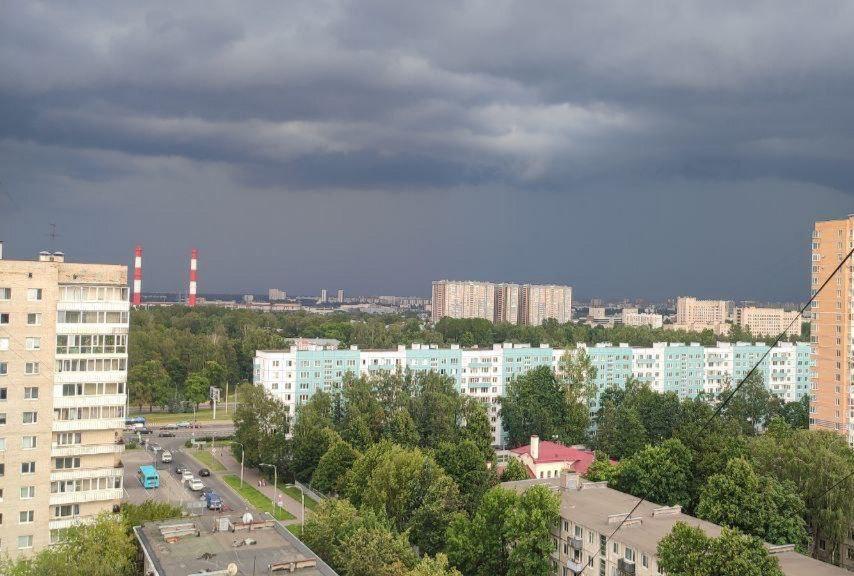 На юге Петербурга сгущаются тёмные тучи. Центр города накроет гроза уже в ближайшие полчаса. Эй, Питер!