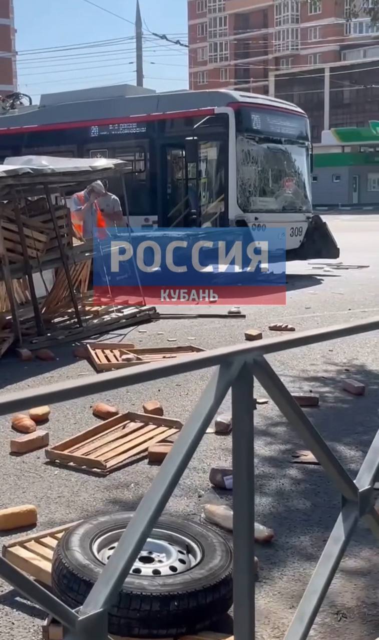 ДТП на Сормовской в Краснодаре На перекрёстке 41-летний водитель Lada при повороте налево не уступил троллейбусу №20. За рулём общественного транспорта был 63-летний водитель. В итоге прицеп отечественного автомобиля опрокинулся и из него высыпался хлеб. Пострадавших нет. Проводится проверка, сообщили нам в УМВД России по Краснодару. _____________________________ Есть интересная новость? Присылайте нам Краснодар Сегодня ПРИСЛАТЬ НОВОСТЬ