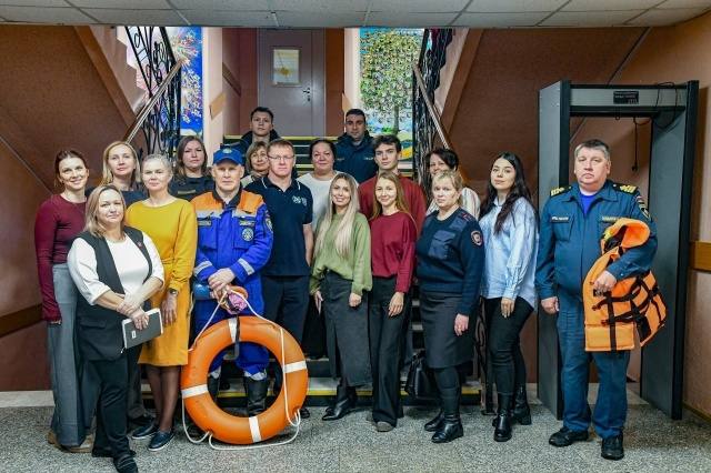 День правовых знаний для лицеистов В Лицее города Отрадное состоялся День правовых знаний организованный отделом по обеспечению деятельности комиссии по делам несовершеннолетних и защите их прав при администрации города Мероприятие прошло в рамках Единого родительского дня и было посвящено безопасности детей в цифровом пространстве и профилактике правонарушений Всего в занятиях приняли участие 290 учащихся Младшим школьникам разъяснили правила поведения зимой у водоёмов показали спасательные средства а также рассказали о видах интернет мошенничества и напомнили о мерах административной и уголовной ответственности С лицеистами поговорили о поведении в интернете о правилах пожарной безопасности и алгоритме действий в экстренных ситуациях Затронули и тему обращения с животными теперь дети знают больше об ответственности за хвостатых и не очень друзей Для старших классов прошли встречи посвящённые профориентации и практическим навыкам им рассказали о центре занятости и выборе профессии а также обучили основам первой помощи и объяснили как грамотно организованный досуг помогает подросткам избегать рискованных ситуаций Такие занятия формируют у школьников понимание личной безопасности ответственности и грамотного поведения в цифровой и реальной среде а также дают необходимые знания которые пригодятся им в дальнейшей жизни Инф и фото газета Отрадное вчера сегодня завтра