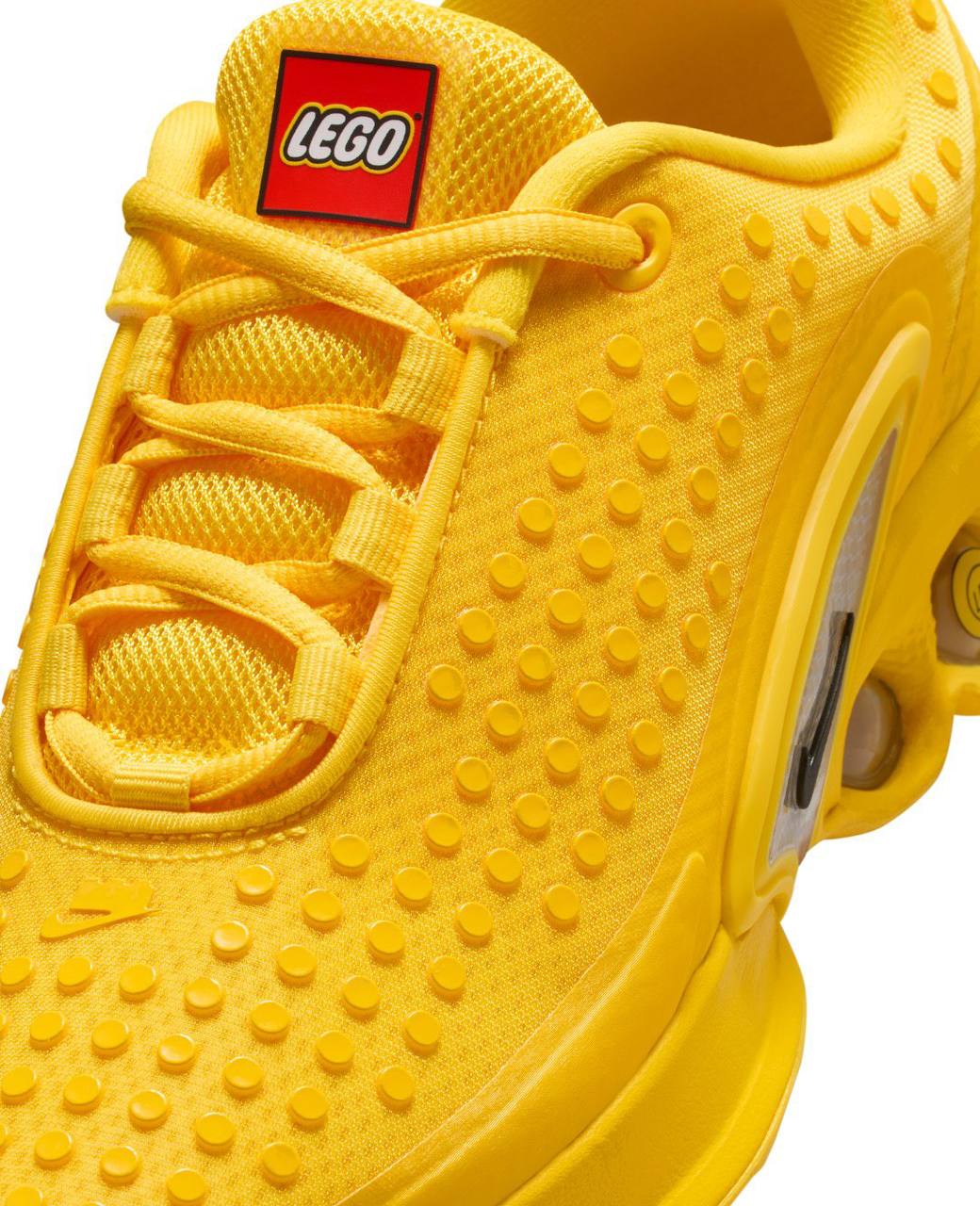 Ого, Lego заколлабился с Nike и выкатил кроссовки для фанатов конструктора. Релиз желтых стилизованных найков в пупырку состоится летом, стоимость — 155 баксов 12358 рублей . Пакупаееем